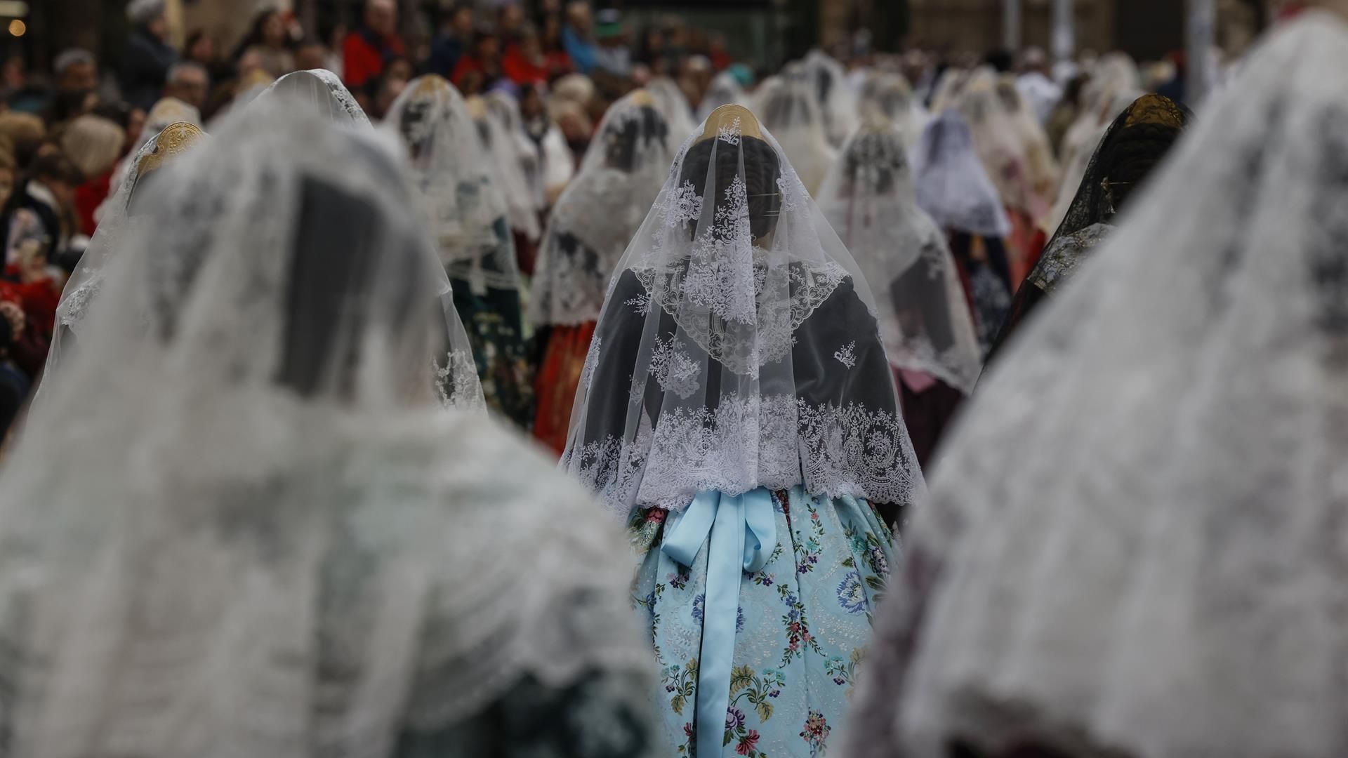 Falleras durante la Ofrenda