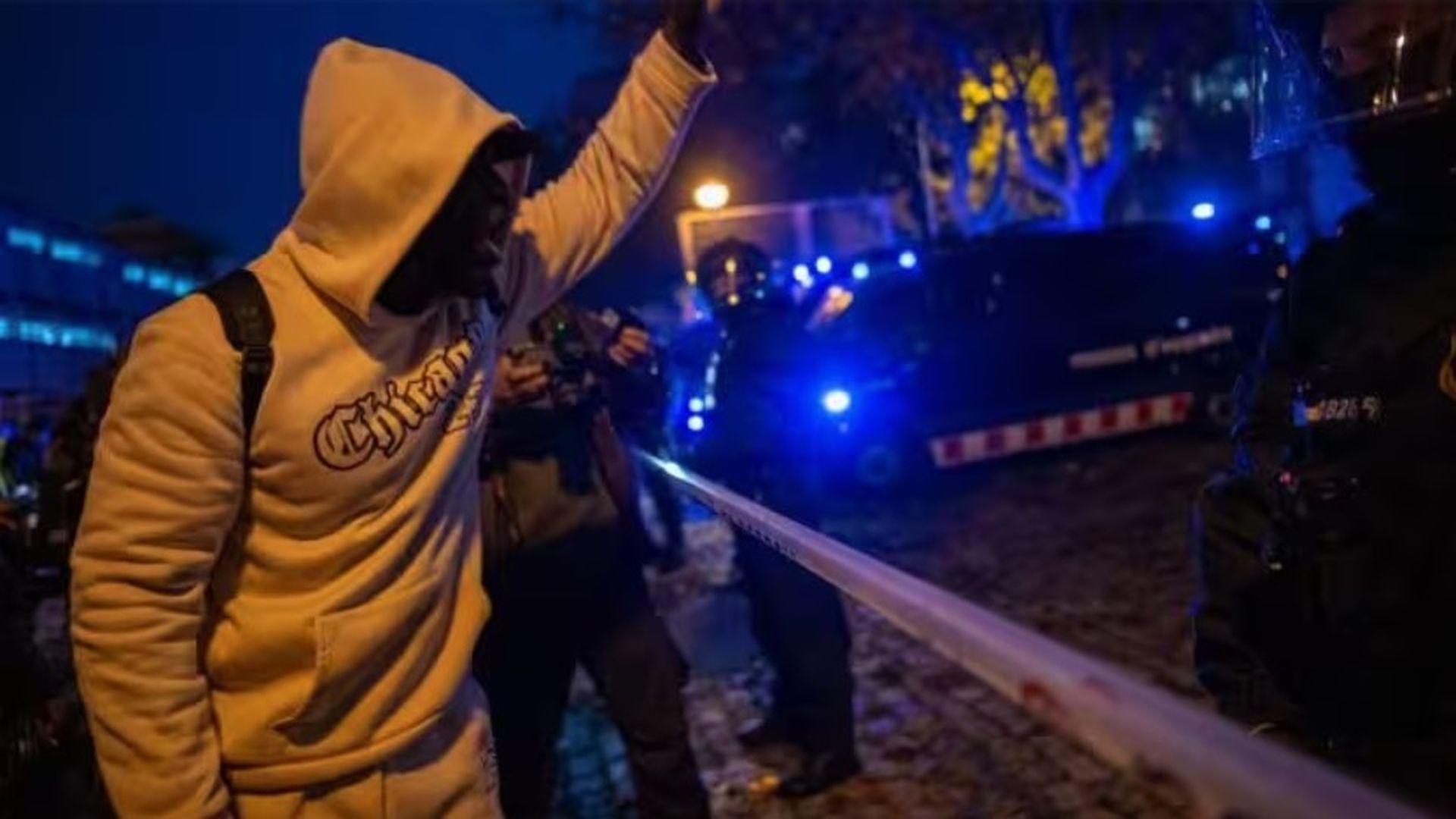 Imagen del desalojo del instituto okupado en Badalona.
