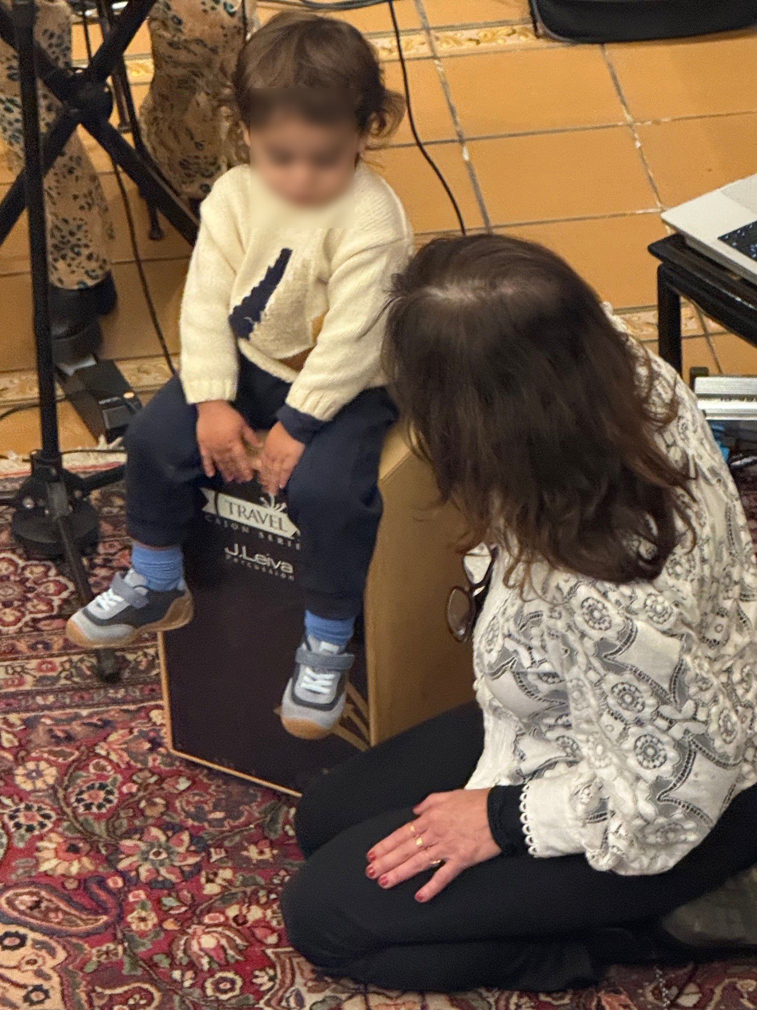 Ismael, el hijo de Lucía Fernanda y nieto de Antonio Carmona, haciendo sus pinitos con el cajón