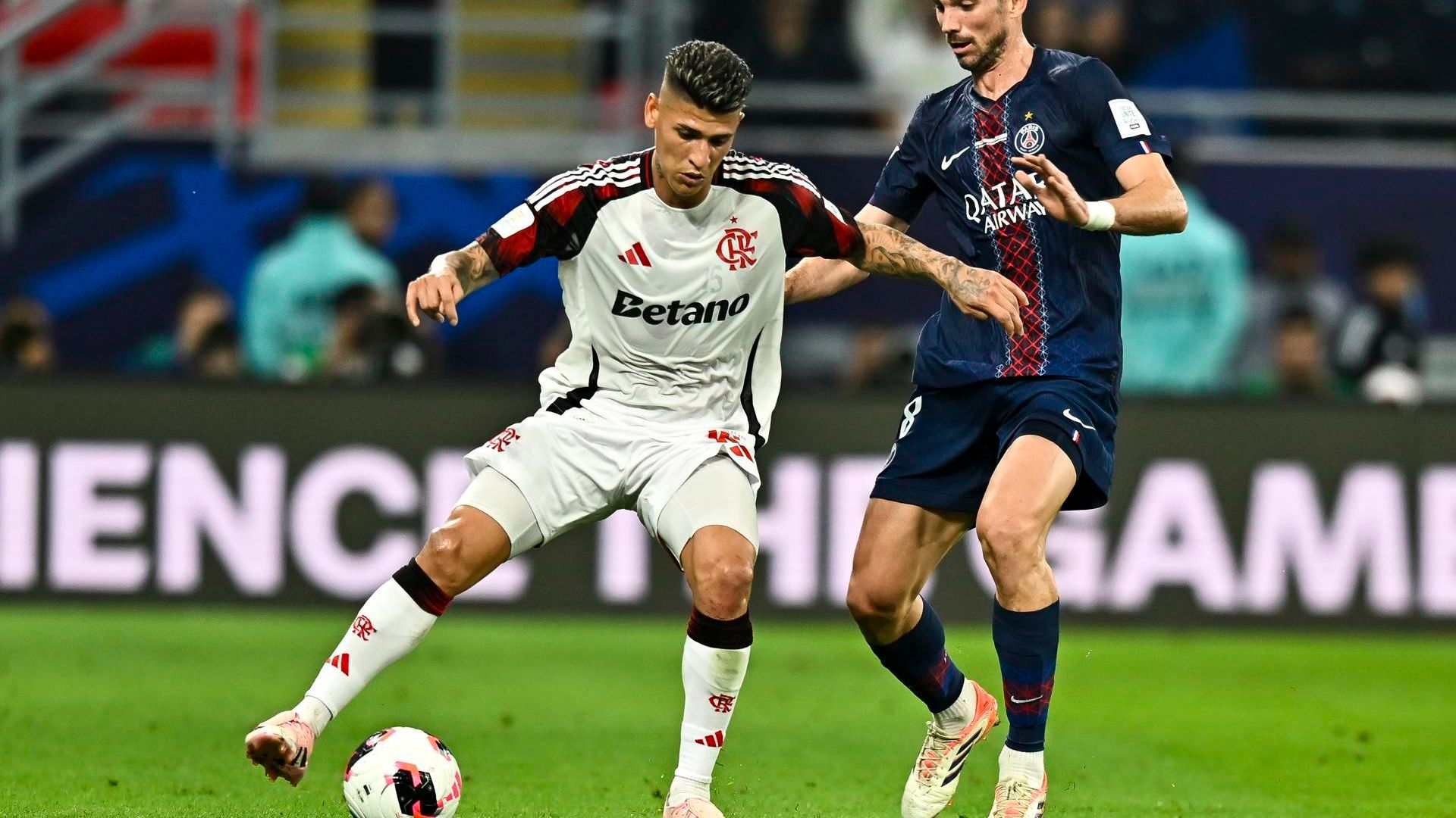 Jorge Carrascal y Fabián Ruiz luchan un balón en el PSG - Flamengo Jorge Carrascal y Fabián Ruiz luchan un balón en el PSG - Flamengo