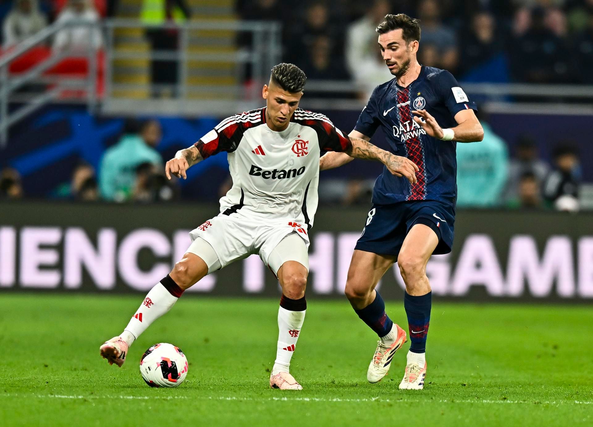Jorge Carrascal y Fabián Ruiz luchan un balón en el PSG - Flamengo