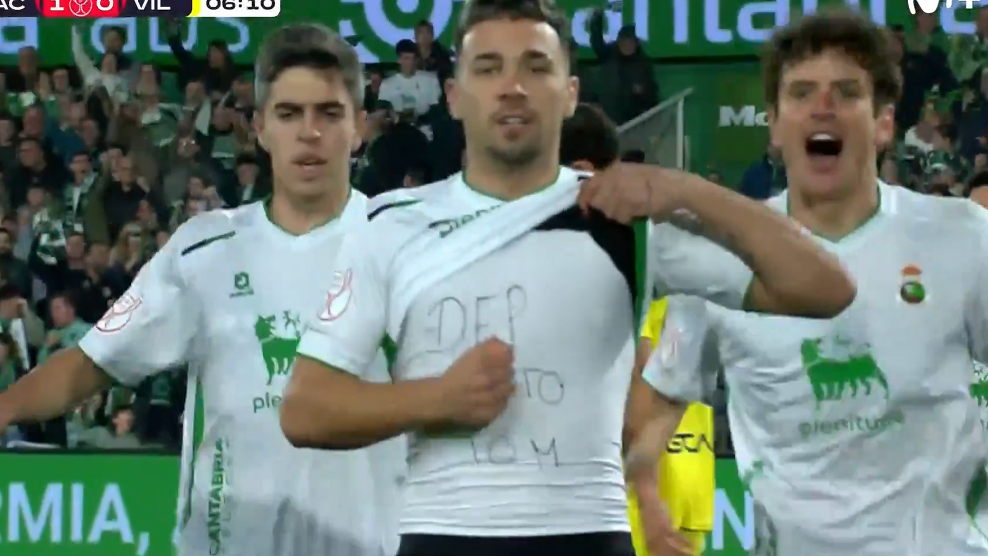 Juan Carlos Arana celebra un tanto ante el Villarreal Juan Carlos Arana celebra un tanto ante el Villarreal