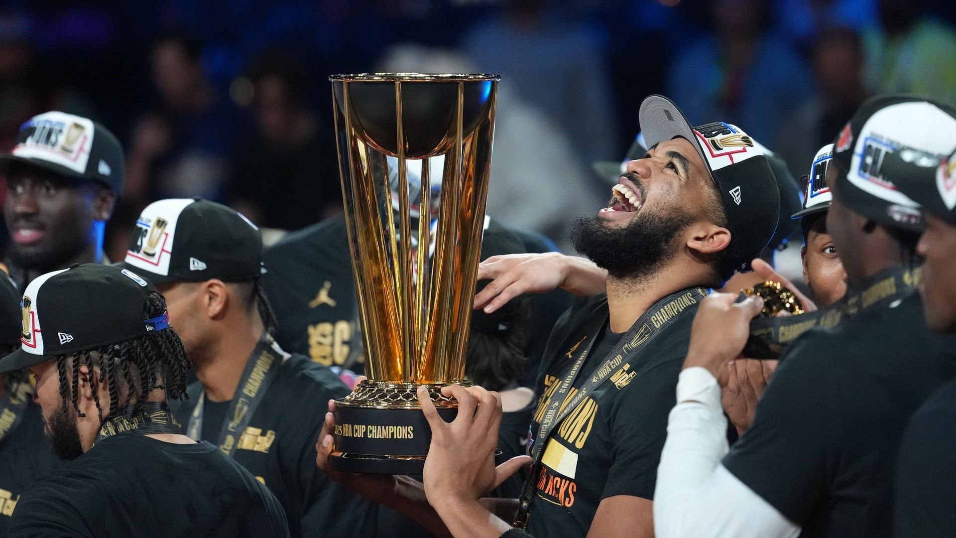 Karl Anthony Towns levantando la copa de la NBA Cup