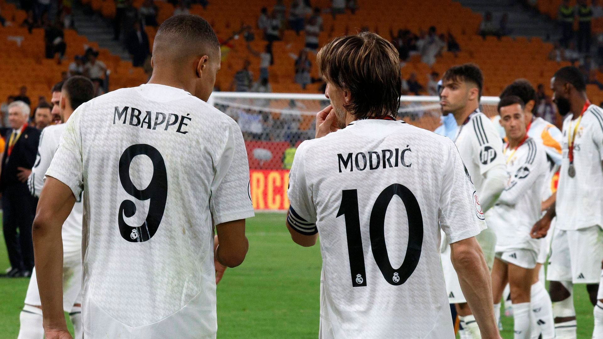 Kylian Mbappé junto a Luka Modric