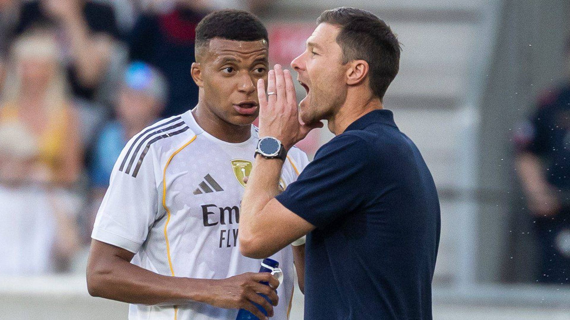 Kylian Mbappé y Xabi Alonso en un partido del Real Madrid