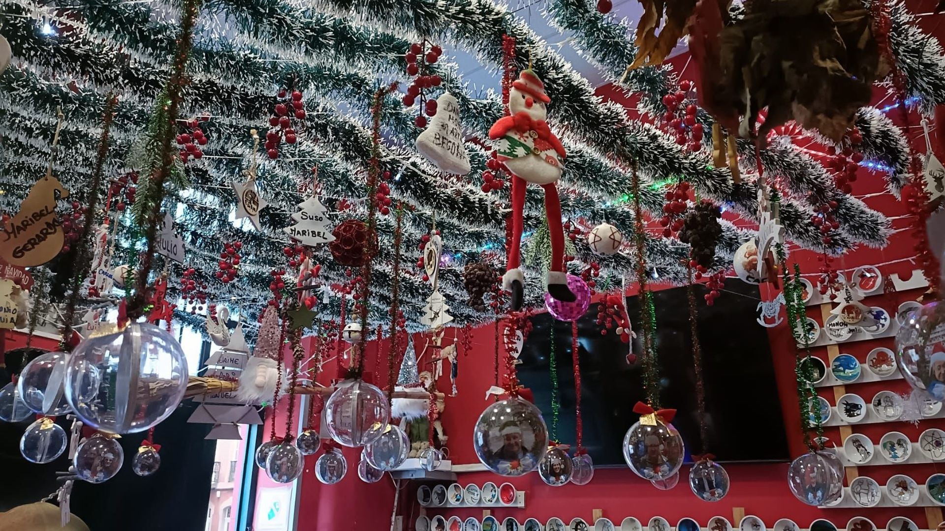 La decoración de la Tasca A Cunquiña con las bolas de Navidad con la cara de sus clientes La decoración de la Tasca A Cunquiña con las bolas de Navidad con la cara de sus clientes