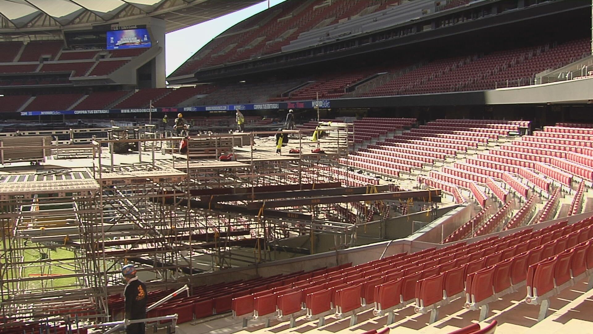 La instalación de la pista de hielo en el Metropolitano