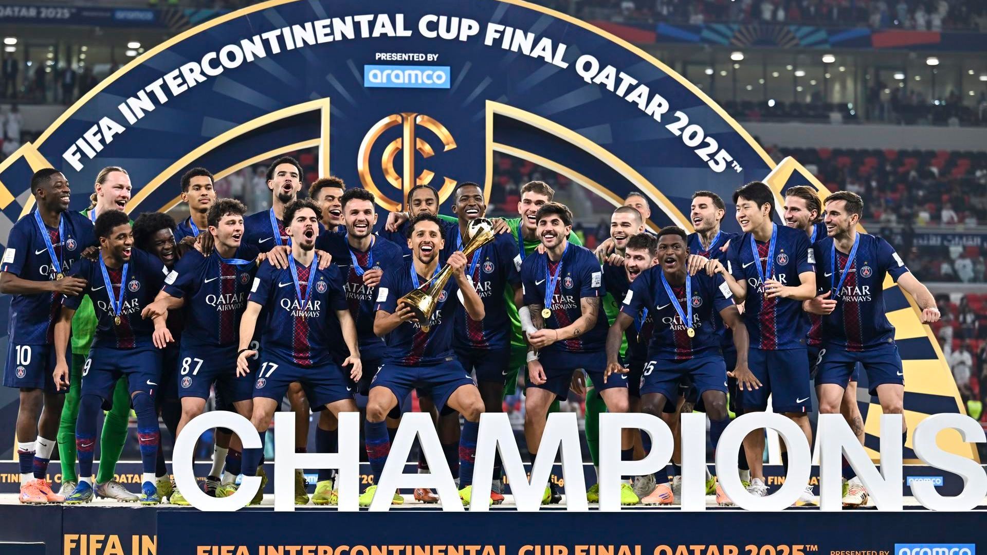 Los jugadores del PSG celebran el título de la Copa Intercontinental Los jugadores del PSG celebran el título de la Copa Intercontinental