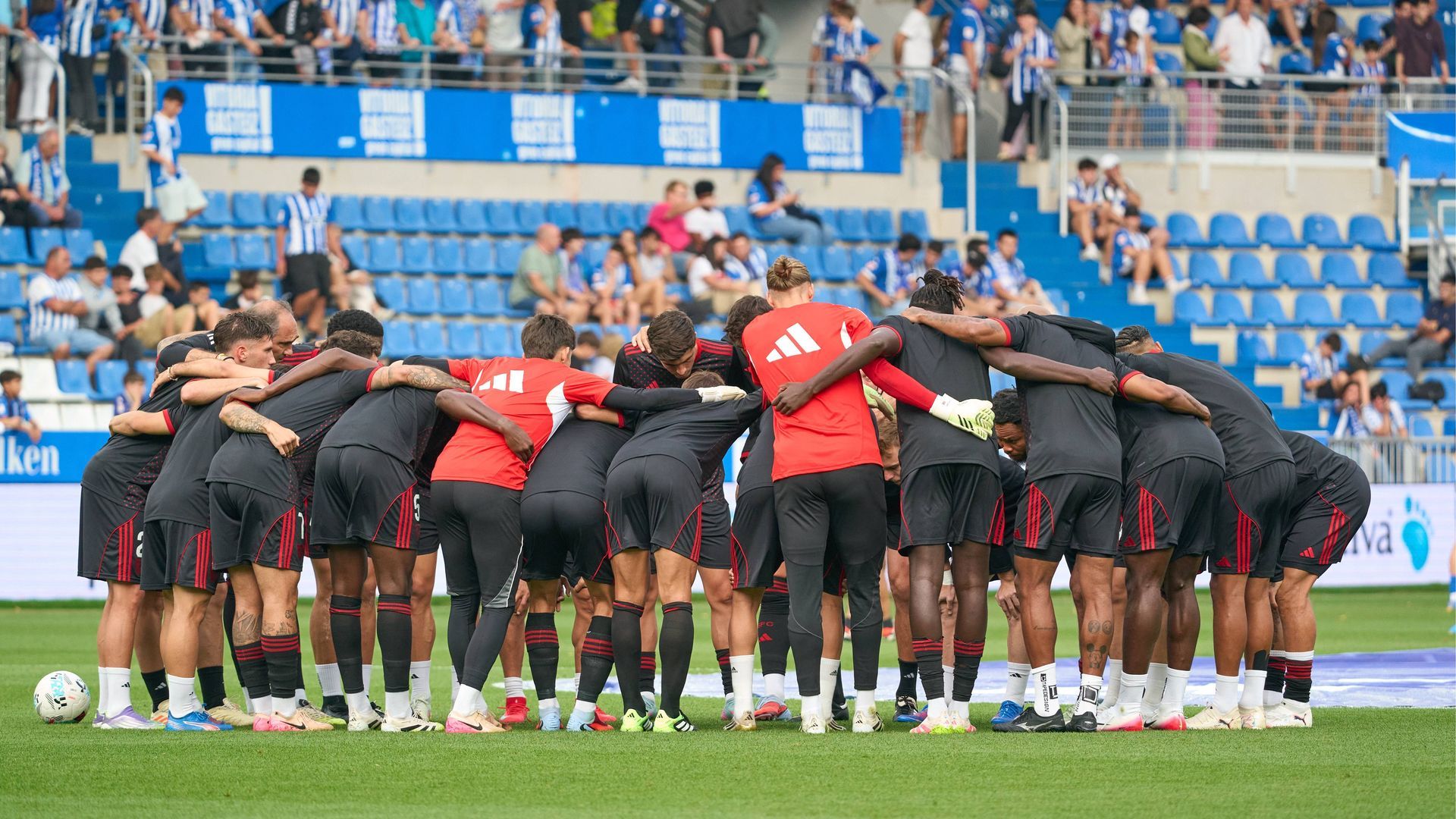 Los jugadores del Sevilla, antes del partido de Mendizorroza en LALIGA EA Sports Los jugadores del Sevilla, antes del partido de Mendizorroza en LALIGA EA Sports