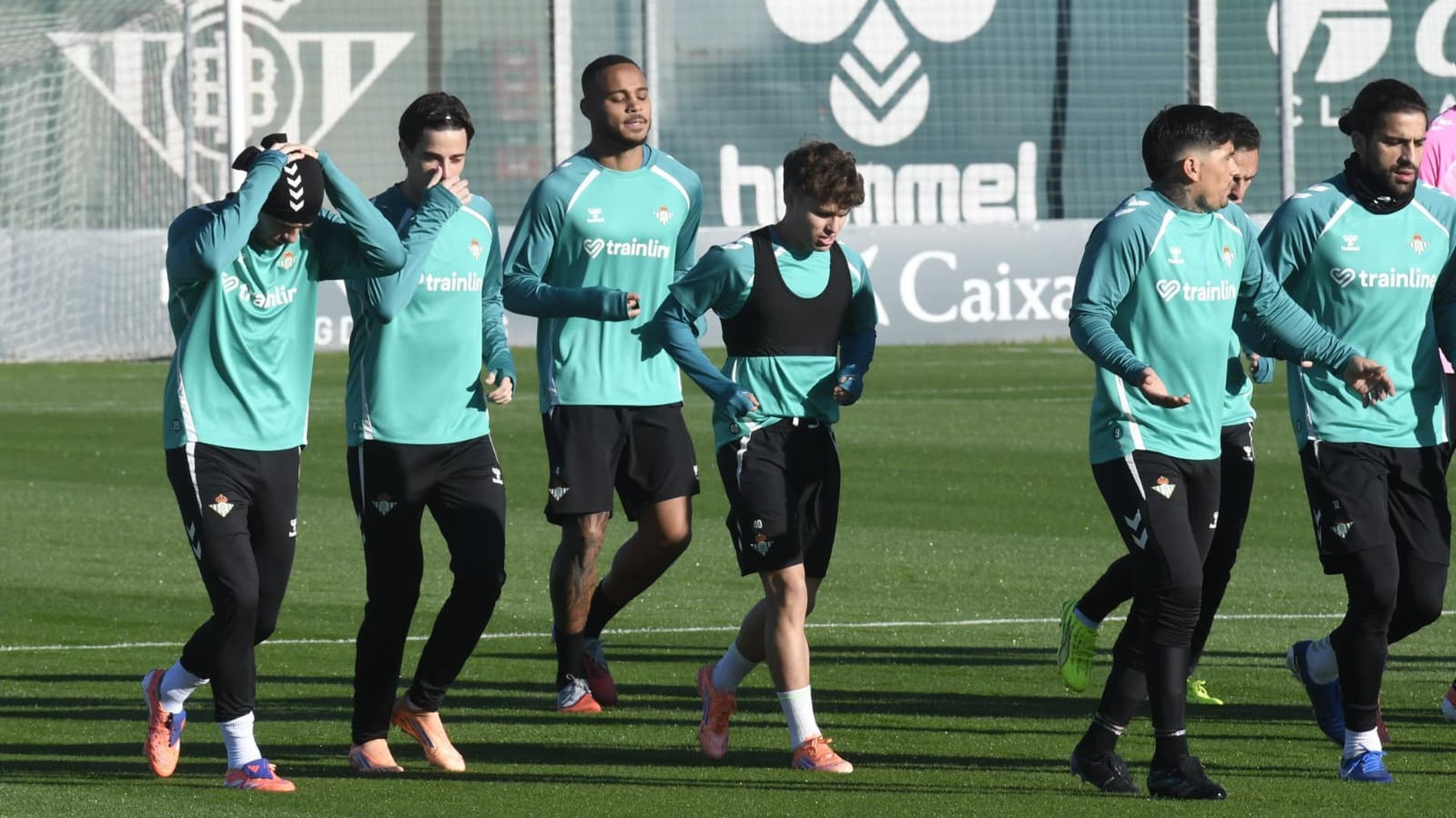 Los jugadores hacen carrera continua en el entrenamiento del Betis de este miércoles Los jugadores hacen carrera continua en el entrenamiento del Betis de este miércoles