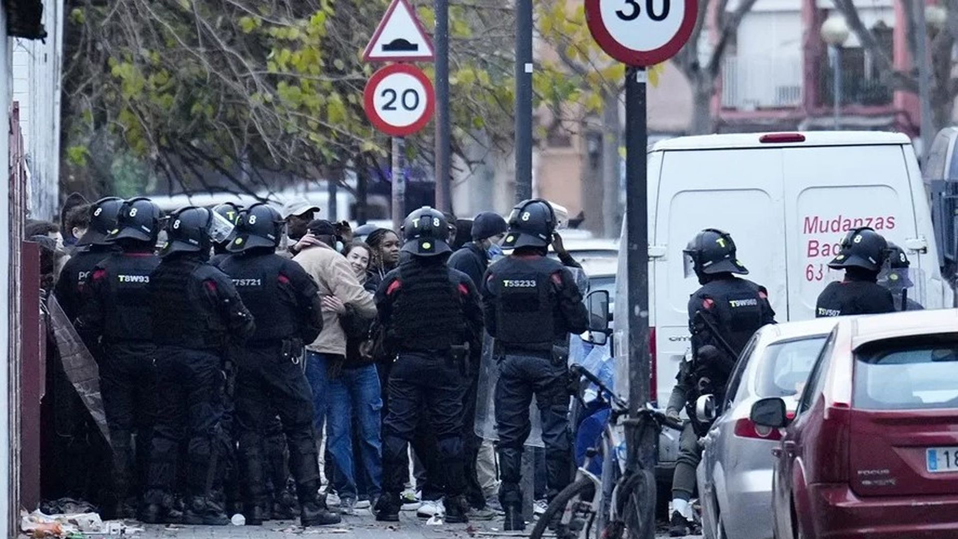 El desalojo del antiguo instituto de Badalona okupado termina con 19 detenidos