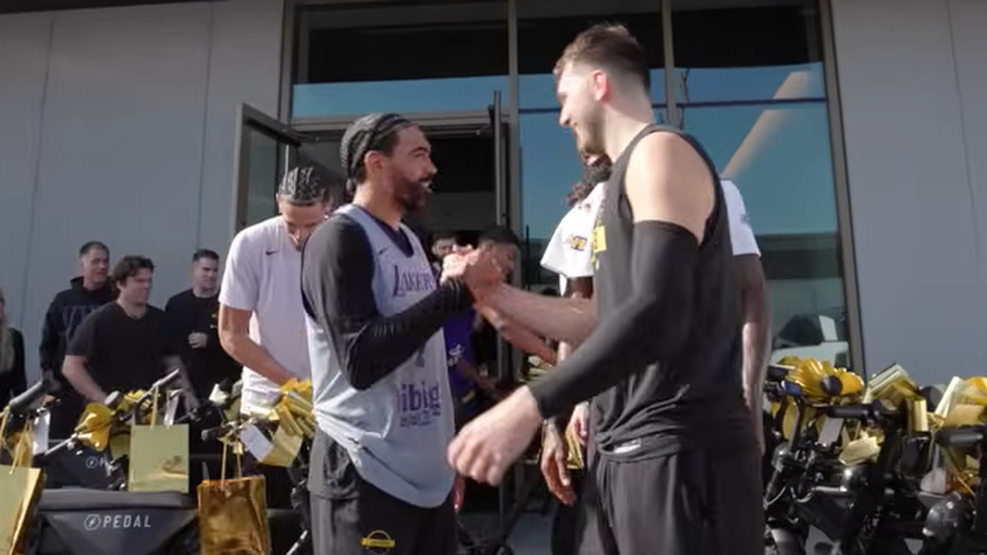 Luka Doncic con sus compañeros y las bicicletas