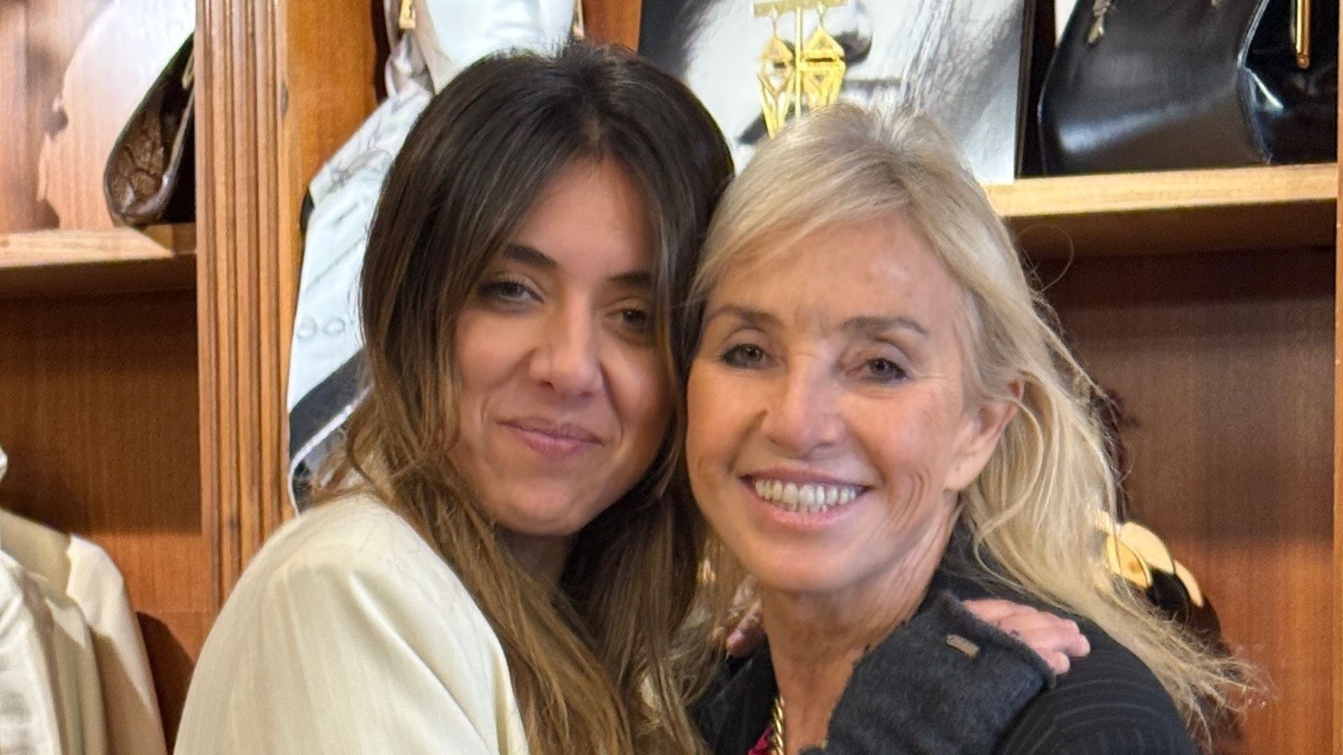 Marina y su padre, Antonio Carmona, protagonistas de la fiesta de Rosario Flores y Mariola Orellana