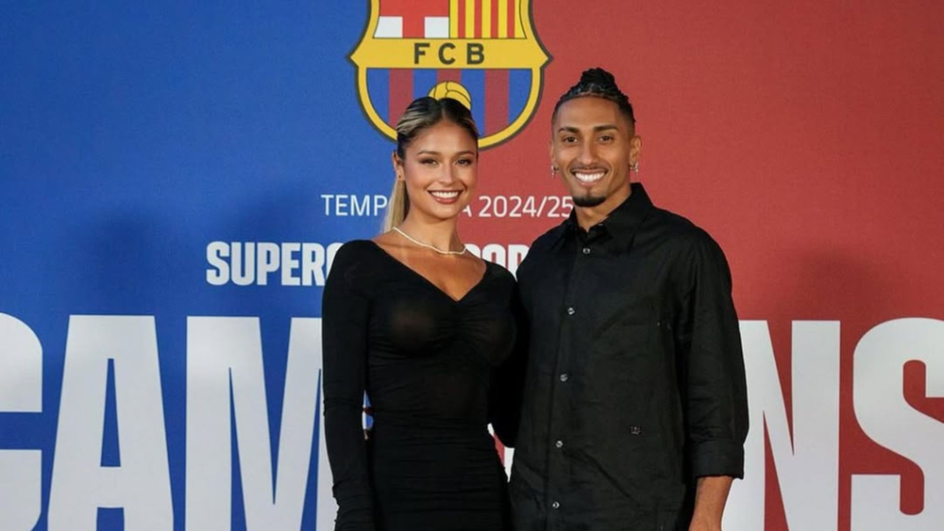 Natalia Belloli y Raphinha en un acto con el Barça