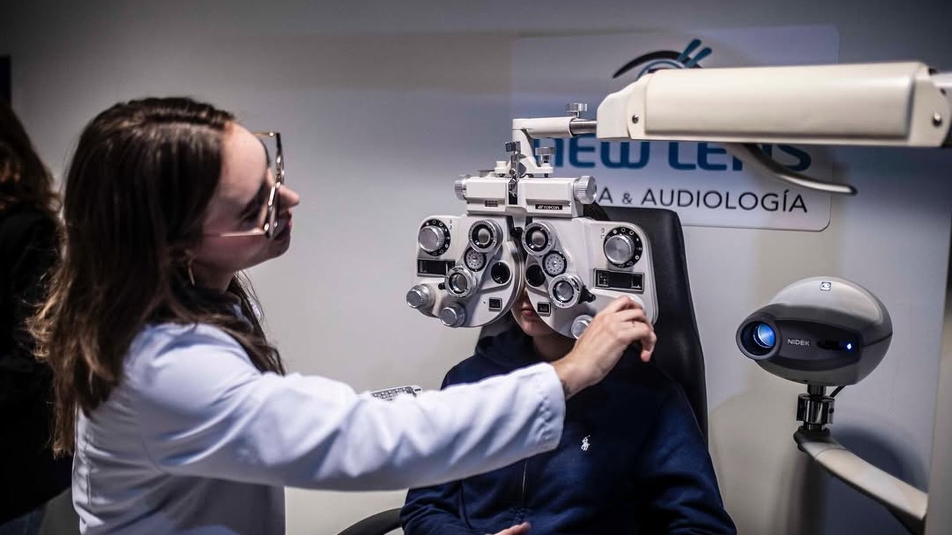 Óptica graduando la vista a una menor