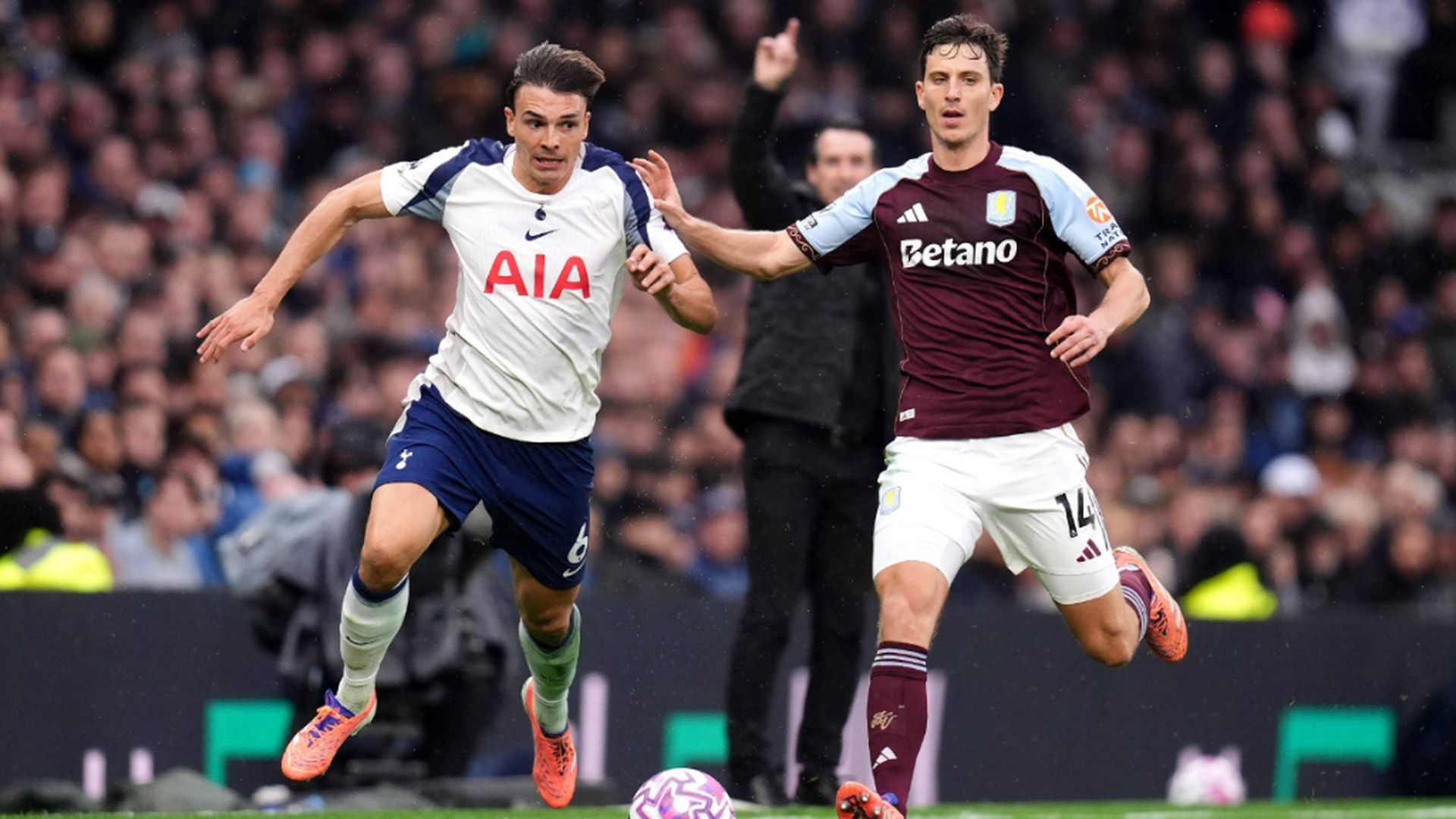 Pau Torres, durante un partido del Aston Villa