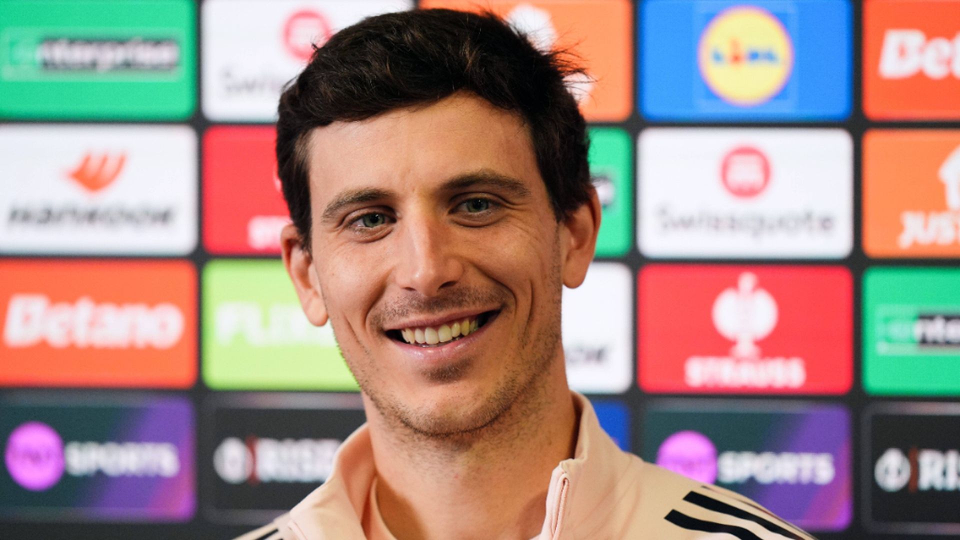 Pau Torres está siendo seguido por el Barcelona tras su buena etapa en el Aston Villa