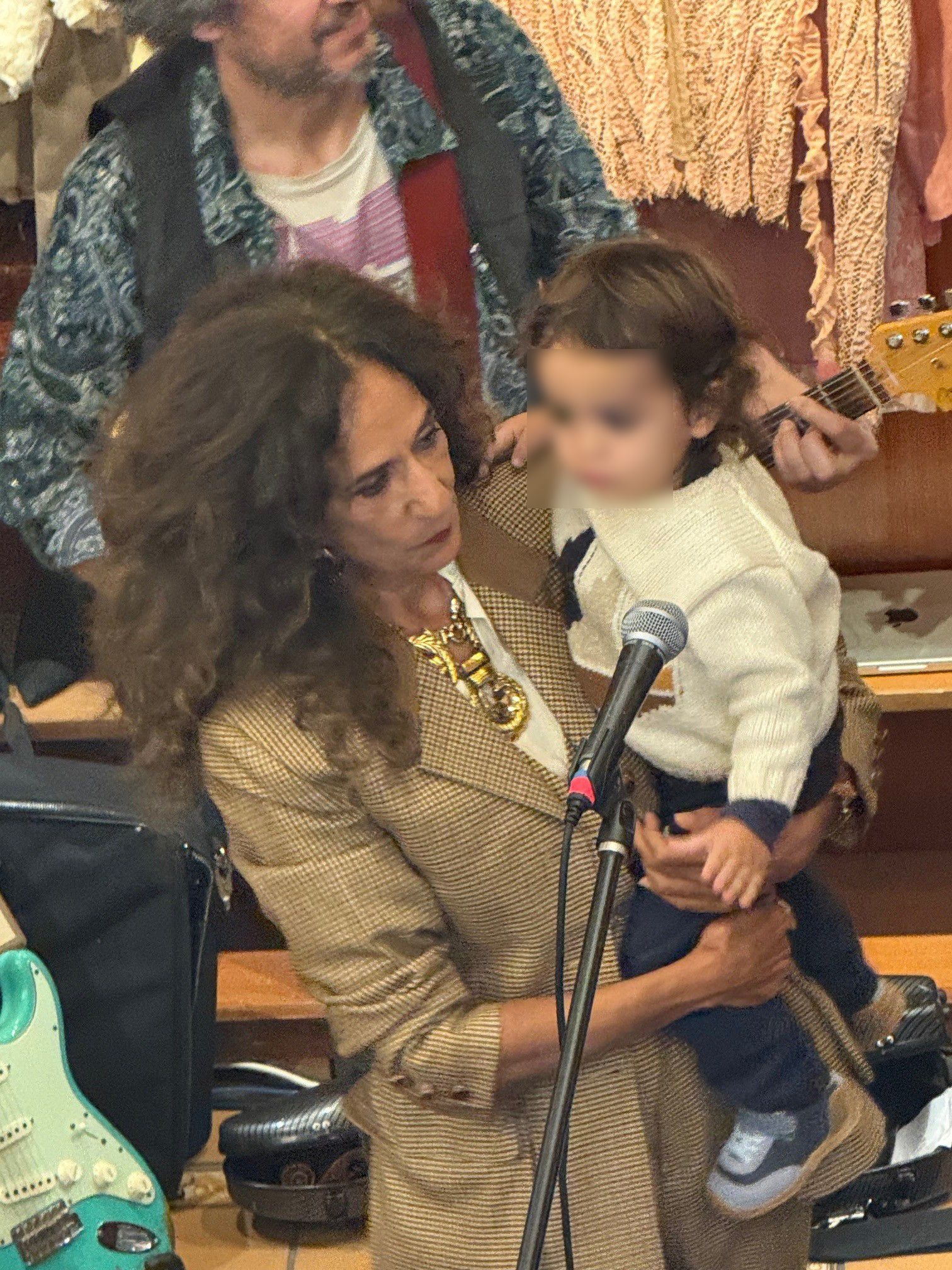 Rosario Flores, con el pequeño Ismael, el hijo de Lucía Fernanda Carmona