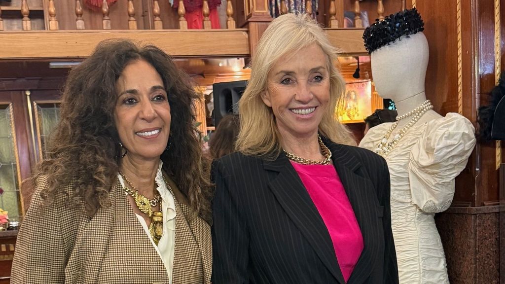 Rosario Flores canta 'Sabor, sabor' en la fiesta del aniversario de la tienda que tiene con Mariola Orellana