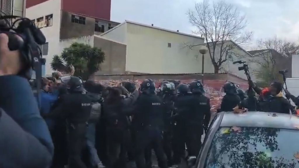 Comienza el desalojo de un antiguo instituto okupado en Badalona