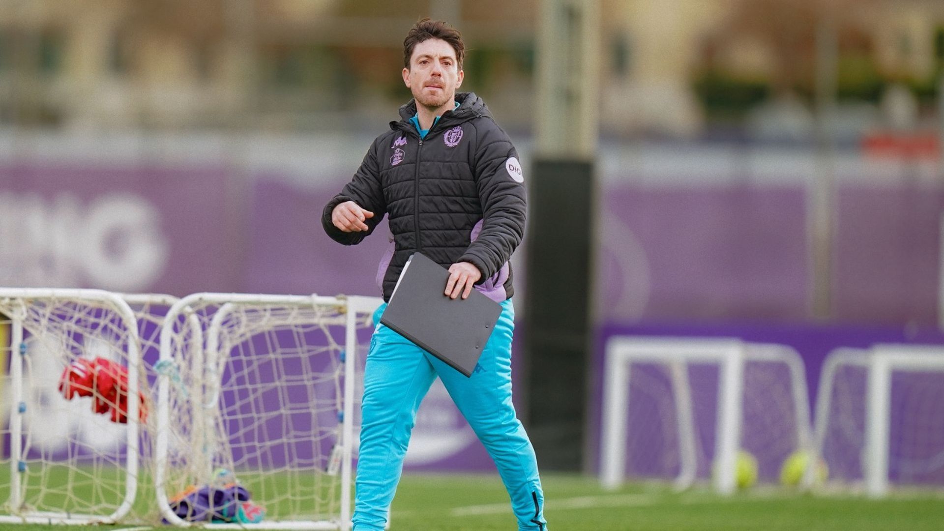 Sisi dirige una sesión de entrenamiento Sisi dirige una sesión de entrenamiento