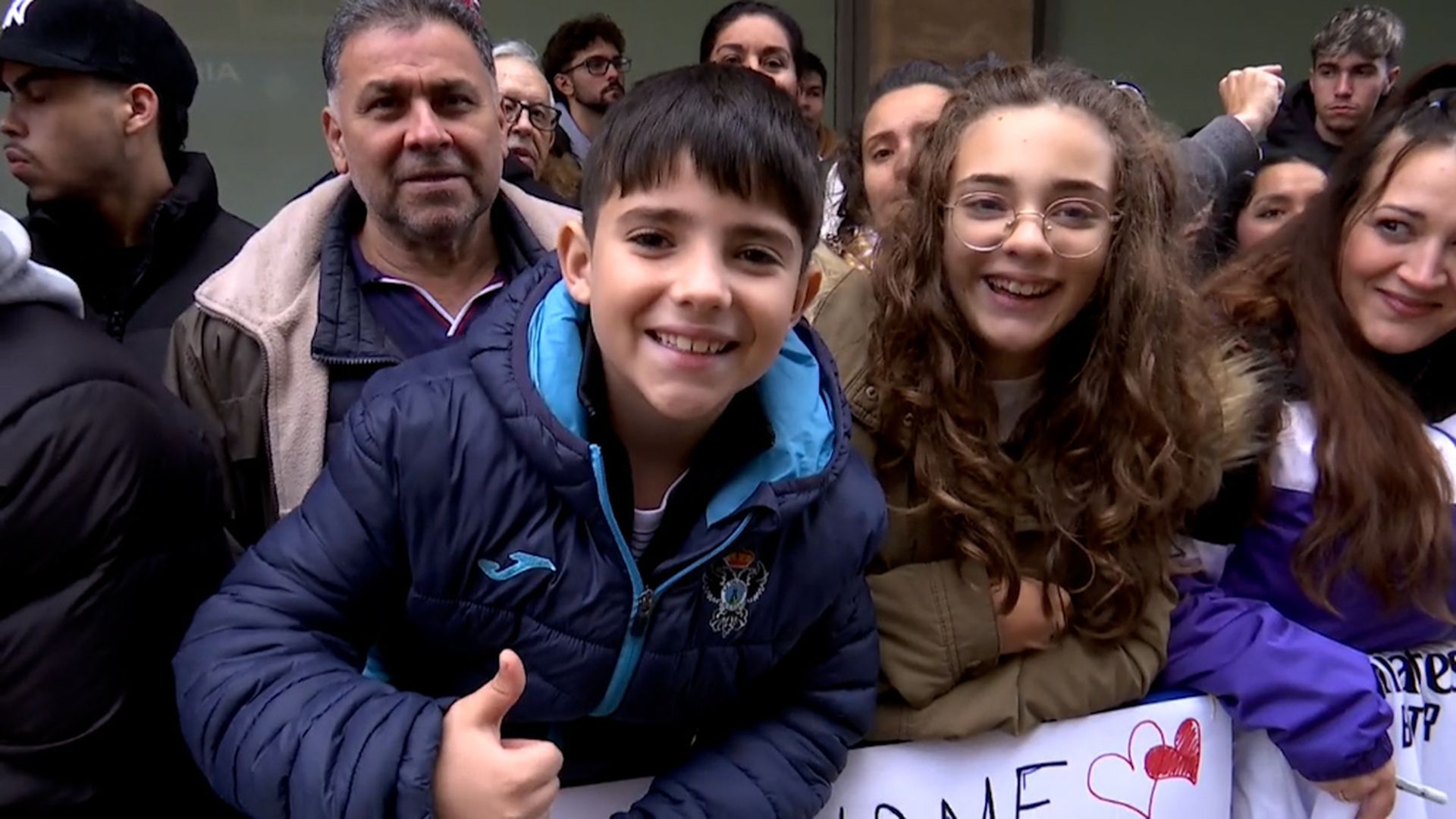Un aficionado del Talavera esperando a los jugadores del Real Madrid Un aficionado del Talavera esperando a los jugadores del Real Madrid