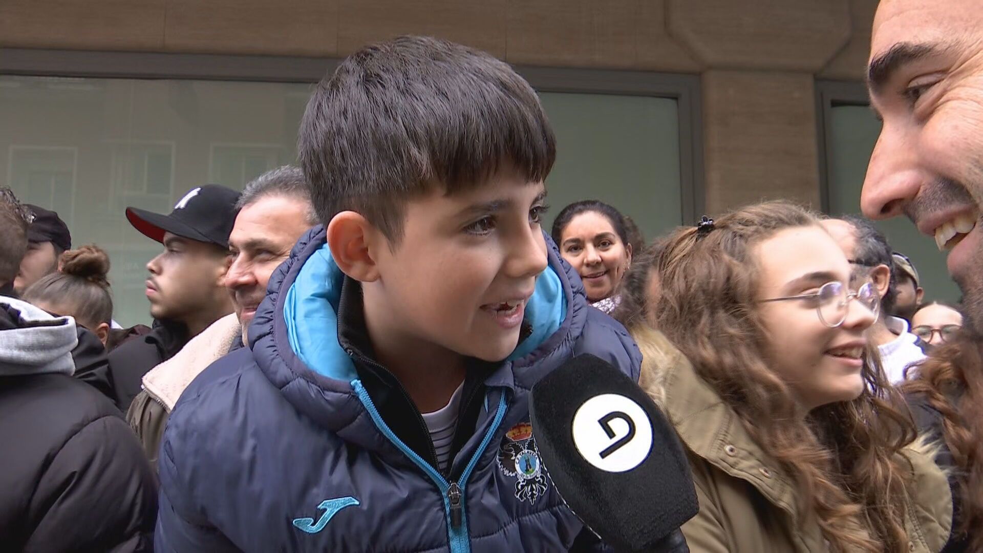 Un joven aficionado esperando para ver a los jugadores del Real Madrid