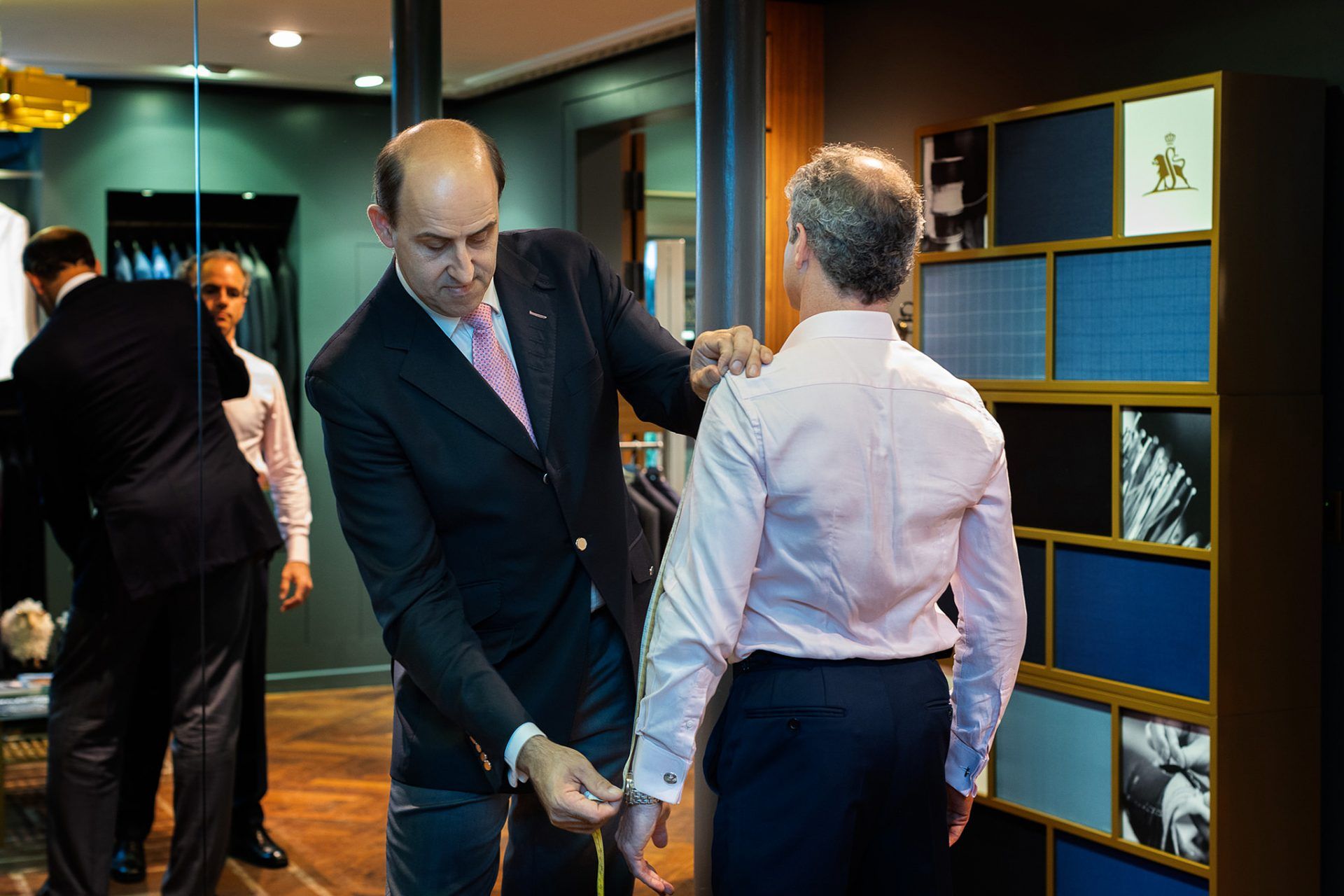 Un sastre tomando medidas