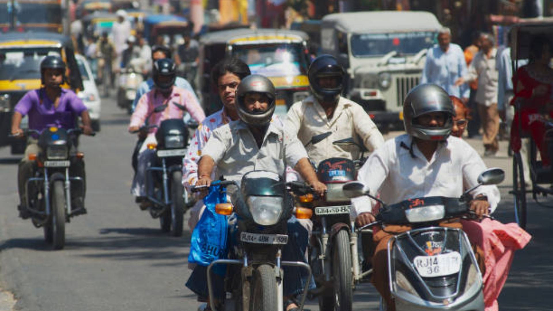 Varias motos circulando por India Varias motos circulando por India