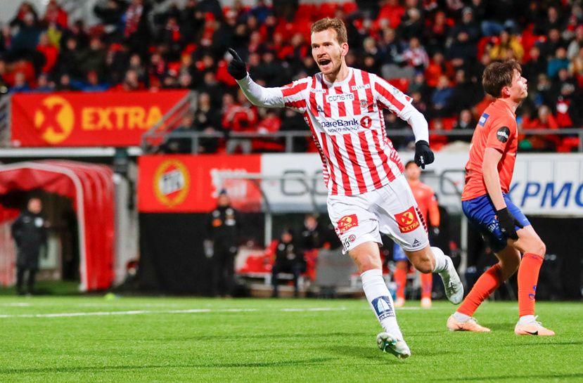 Vegard Erlien celebra un gol en Noruega.