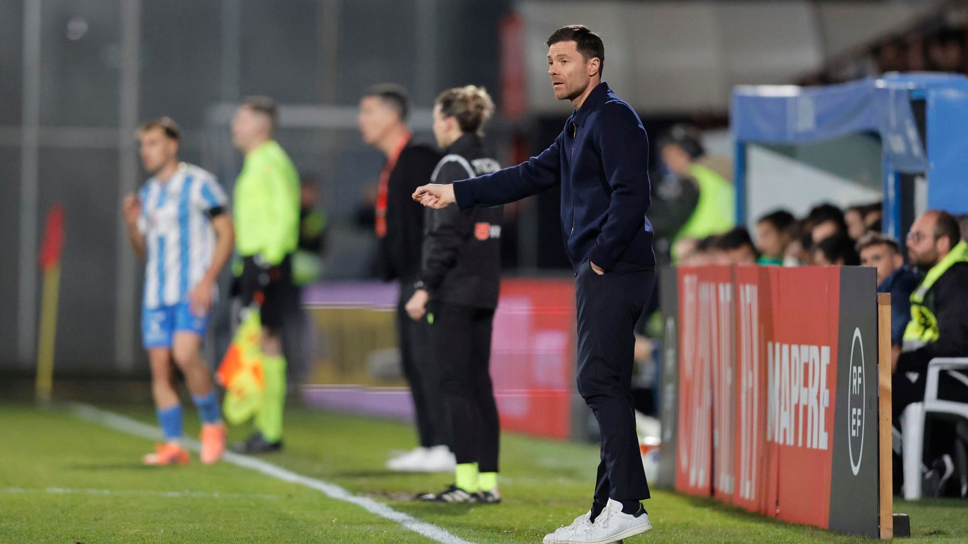 Xabi Alonso, en la banda del Talavera-Real Madrid Xabi Alonso, en la banda del Talavera-Real Madrid