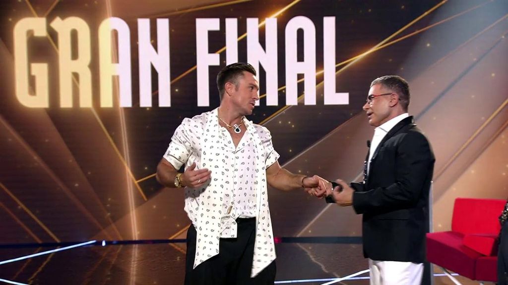 Juan Quintana llega con el maletín al plató de 'Gran Hermano 20' y protagoniza un momentazo en directo