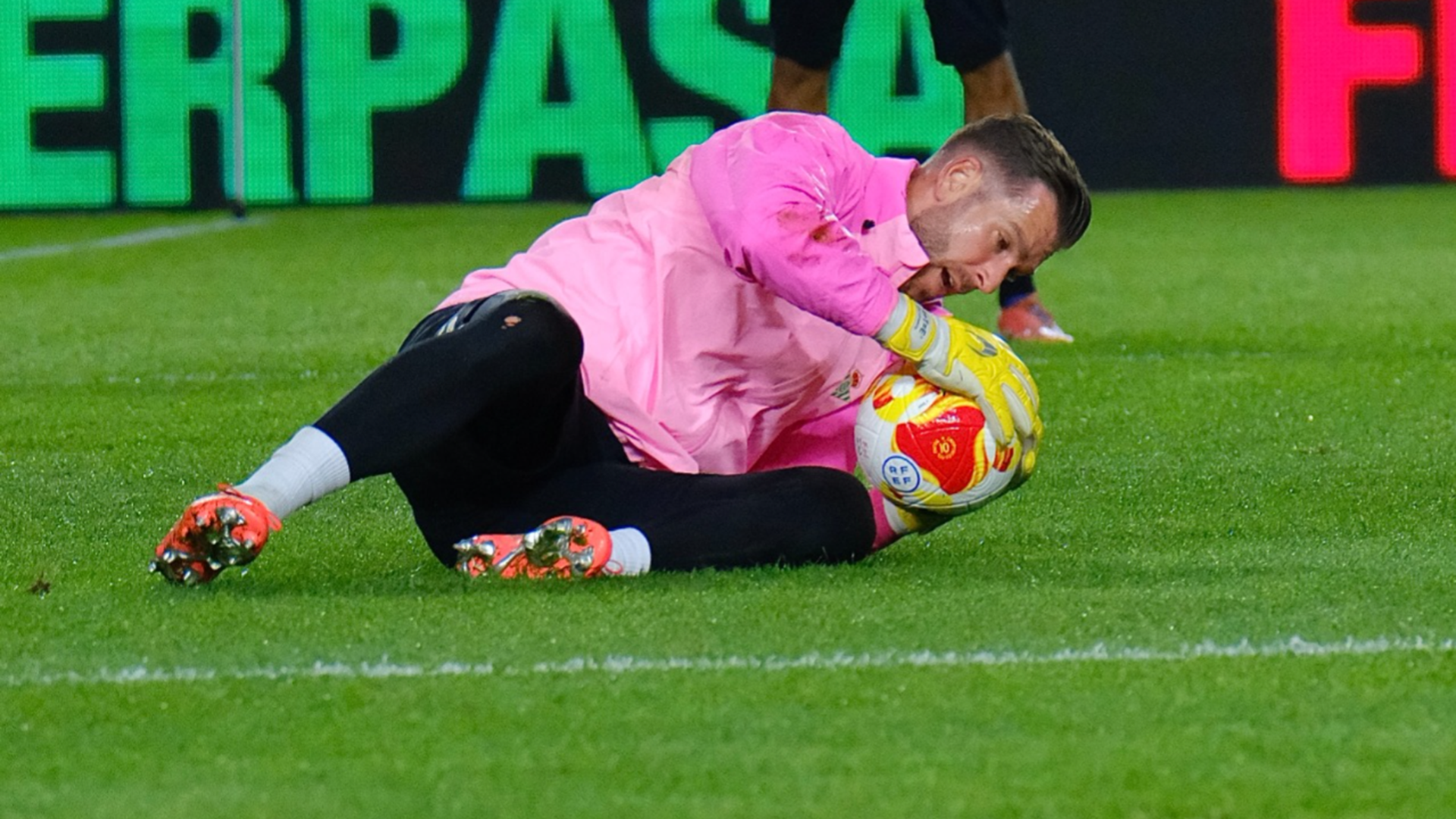 Adrián San Miguel calienta en el Enrique Roca