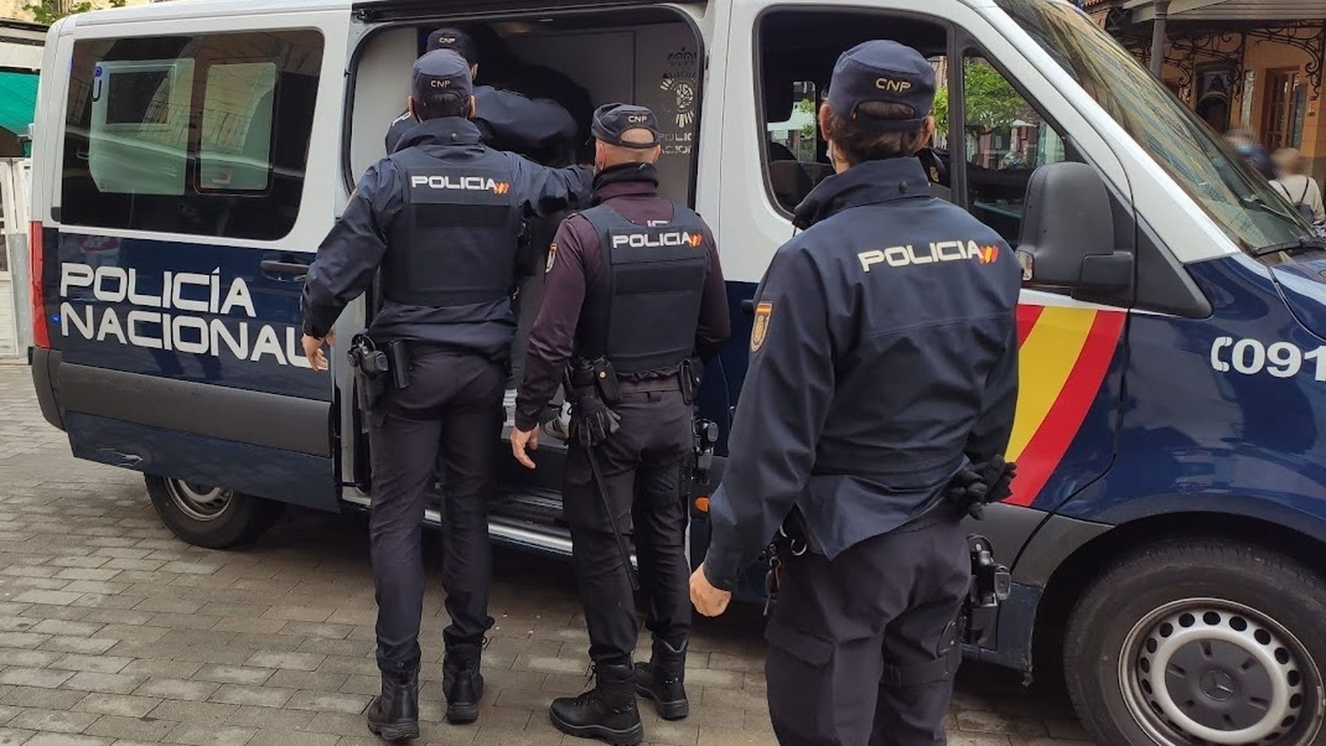 Agentes de la Policía Nacional Agentes de la Policía Nacional