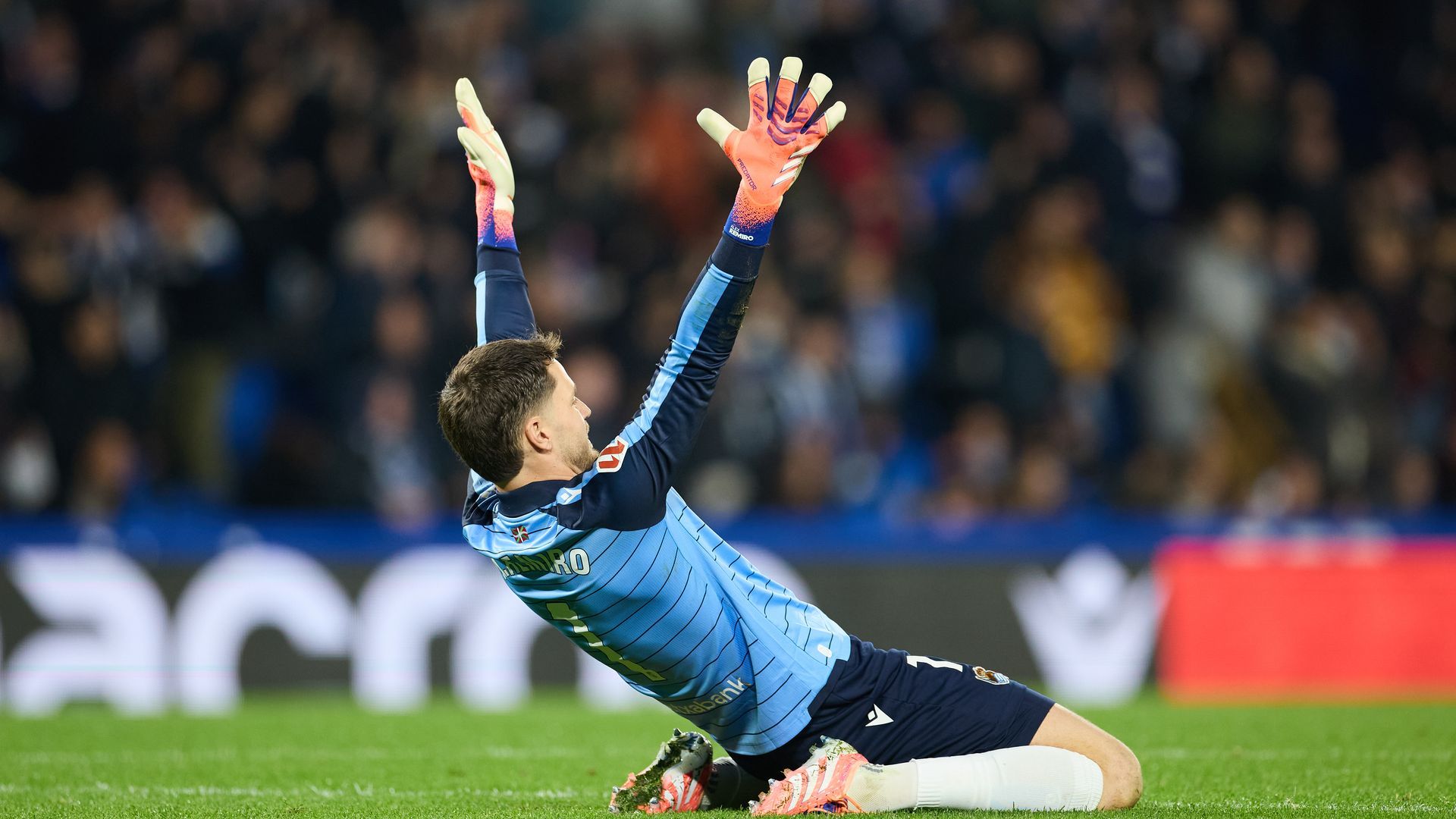Álex Remiro celebrando un gol con la Real Sociedad ante el Girona
