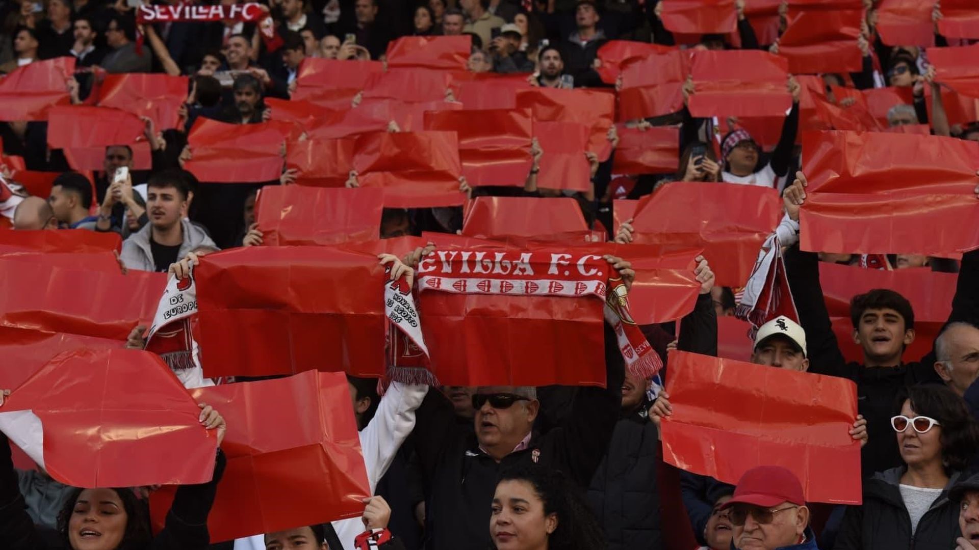 Ambiente aficionados en la grada en ELGRANDERBI Sevilla FC-Real Betis