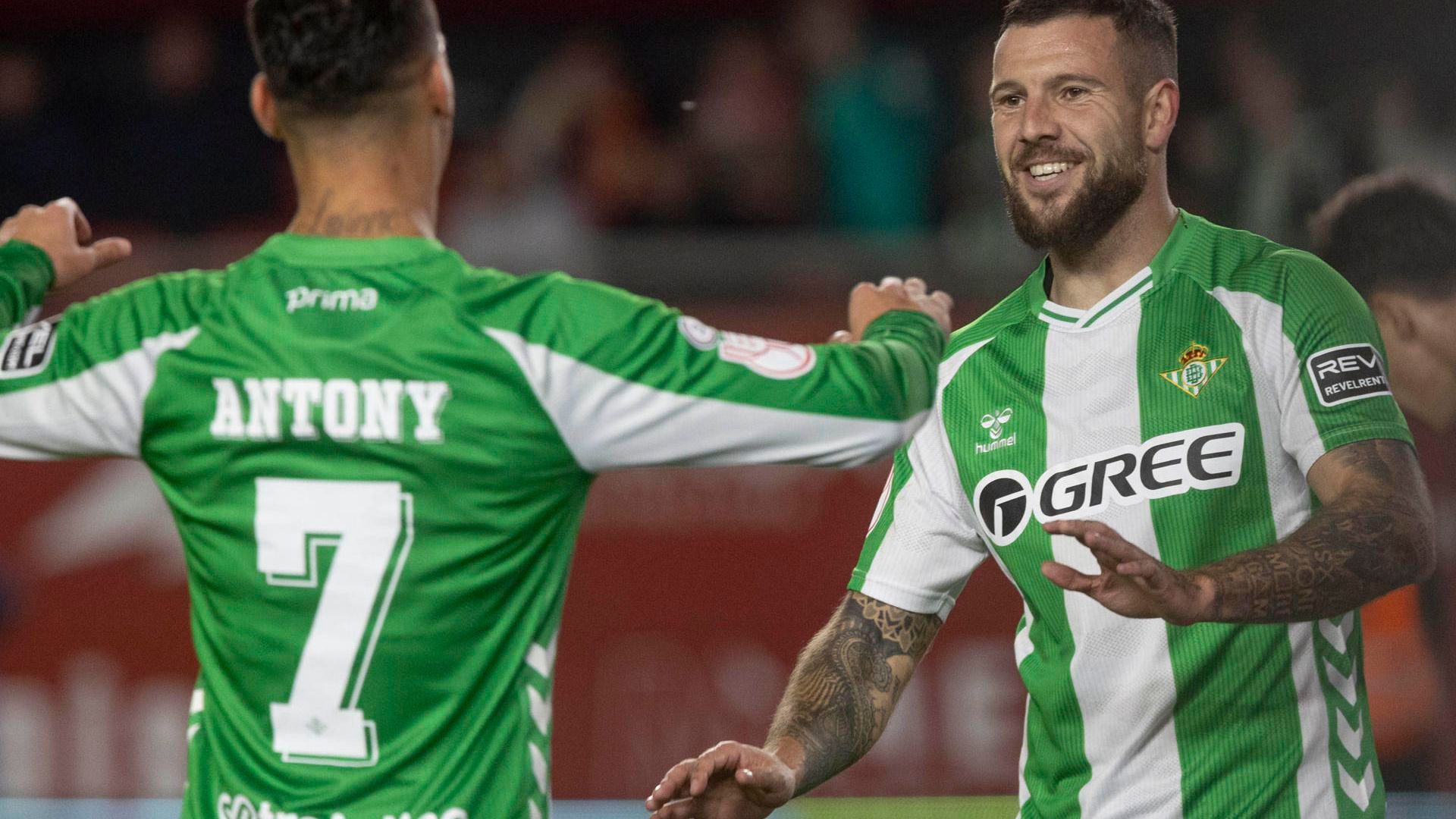 Antony y Aitor Ruibal celebran el 0-2 del Betis al Murcia