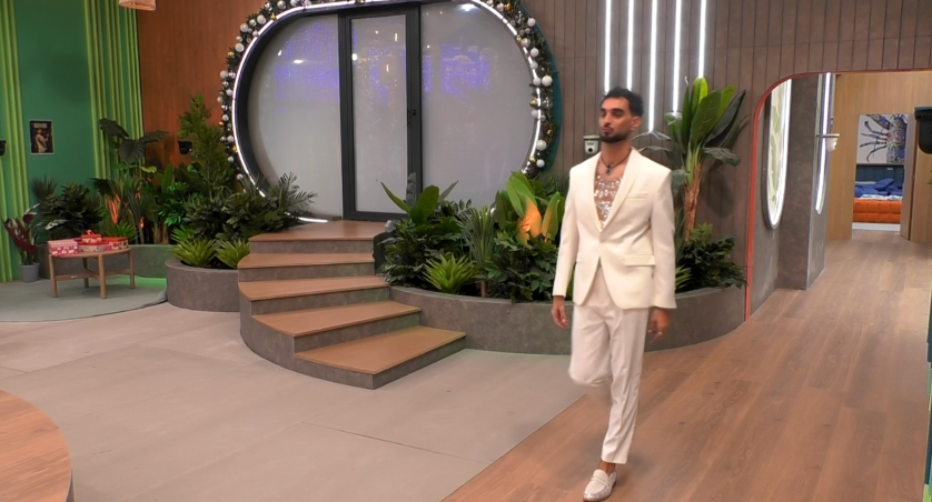 Aquilino con su esmoquin blanco