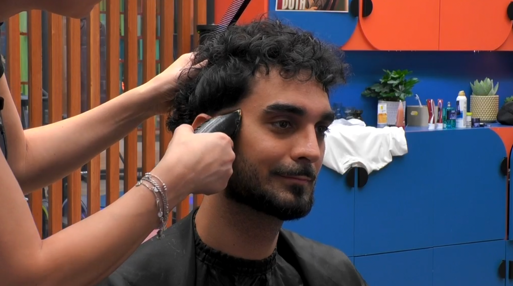 Aquilino cortándose el pelo