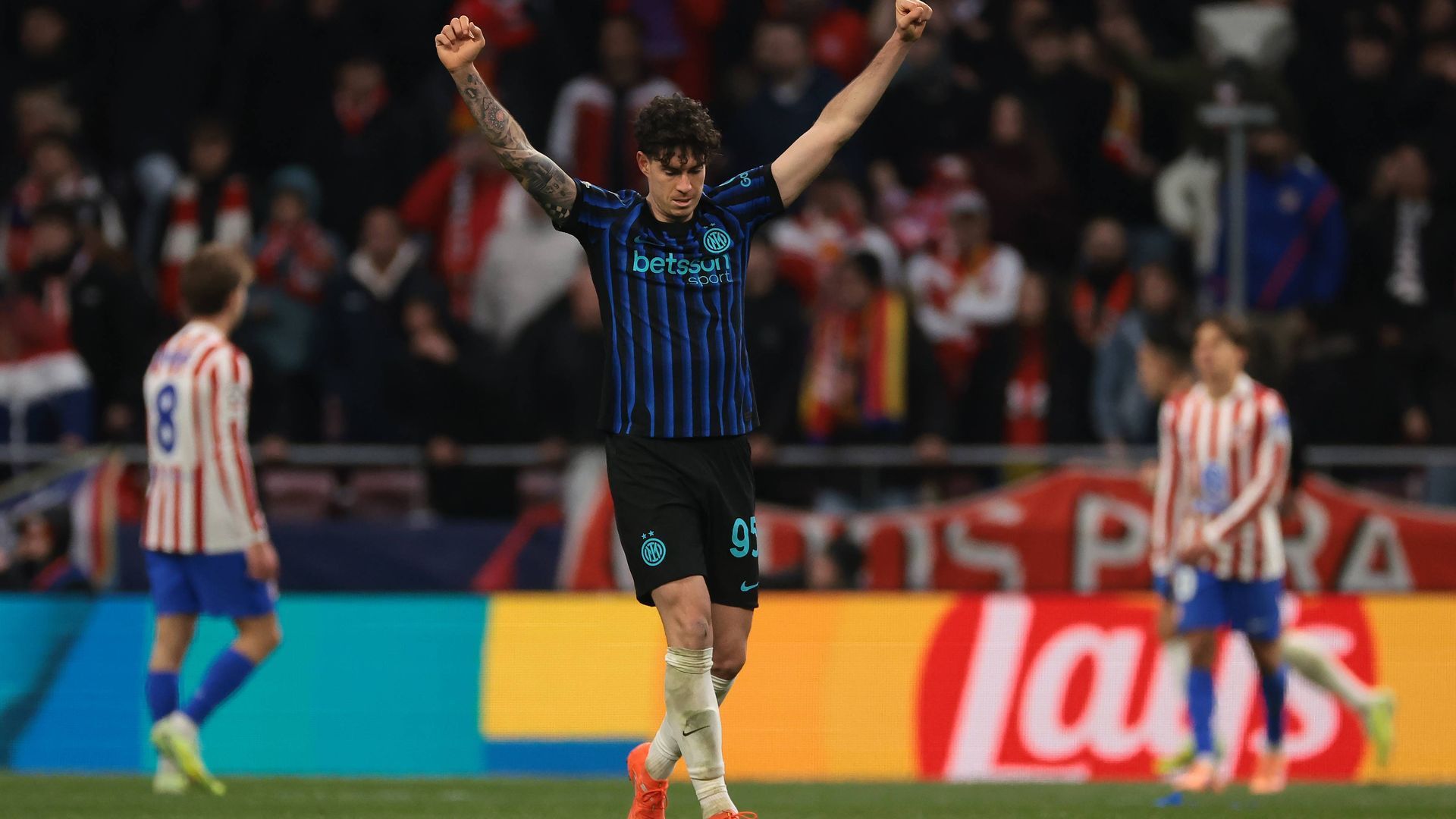 Bastoni contra el Atlético de Madrid