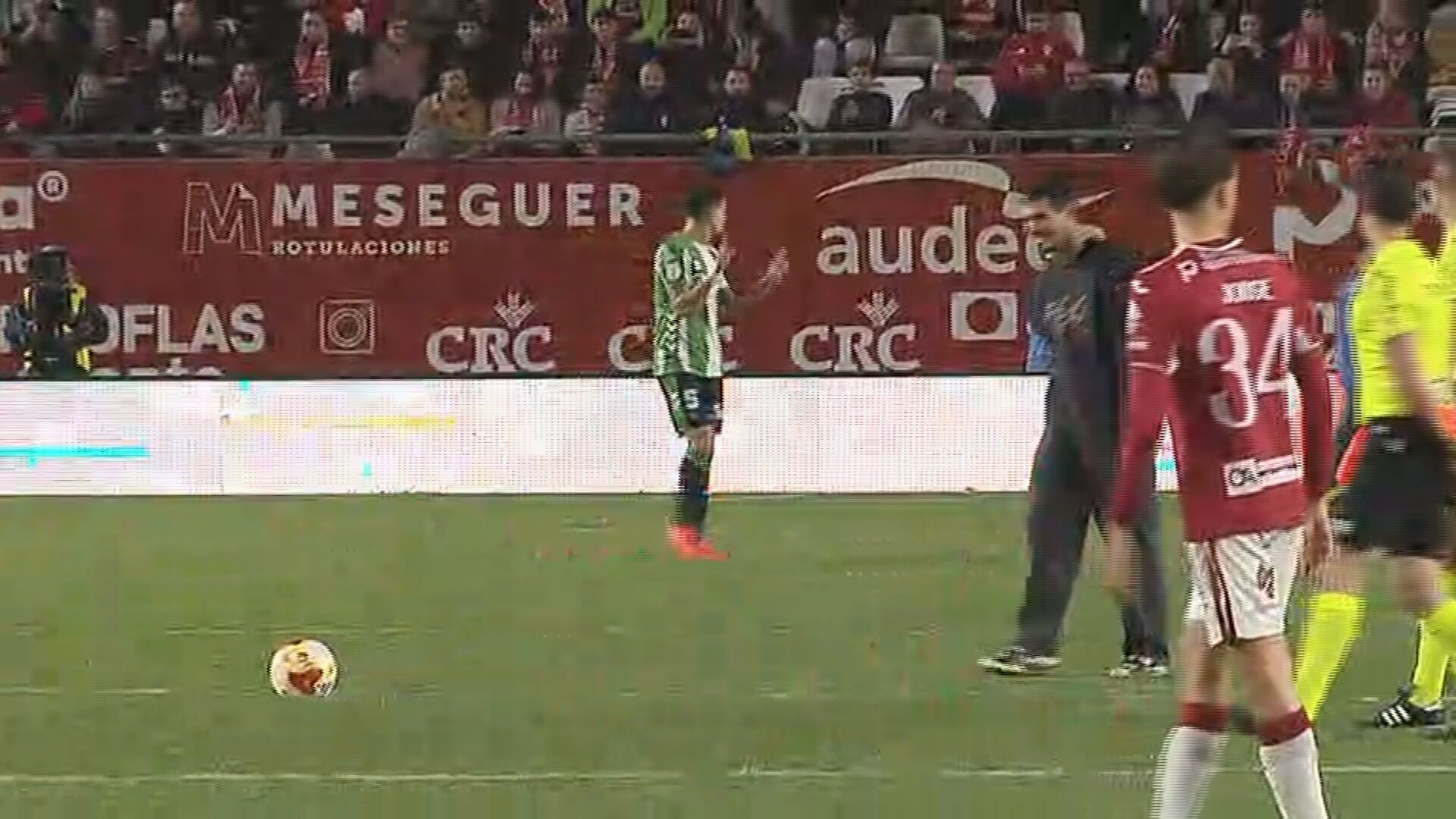 Carlos Alcaraz hace el saque de honor