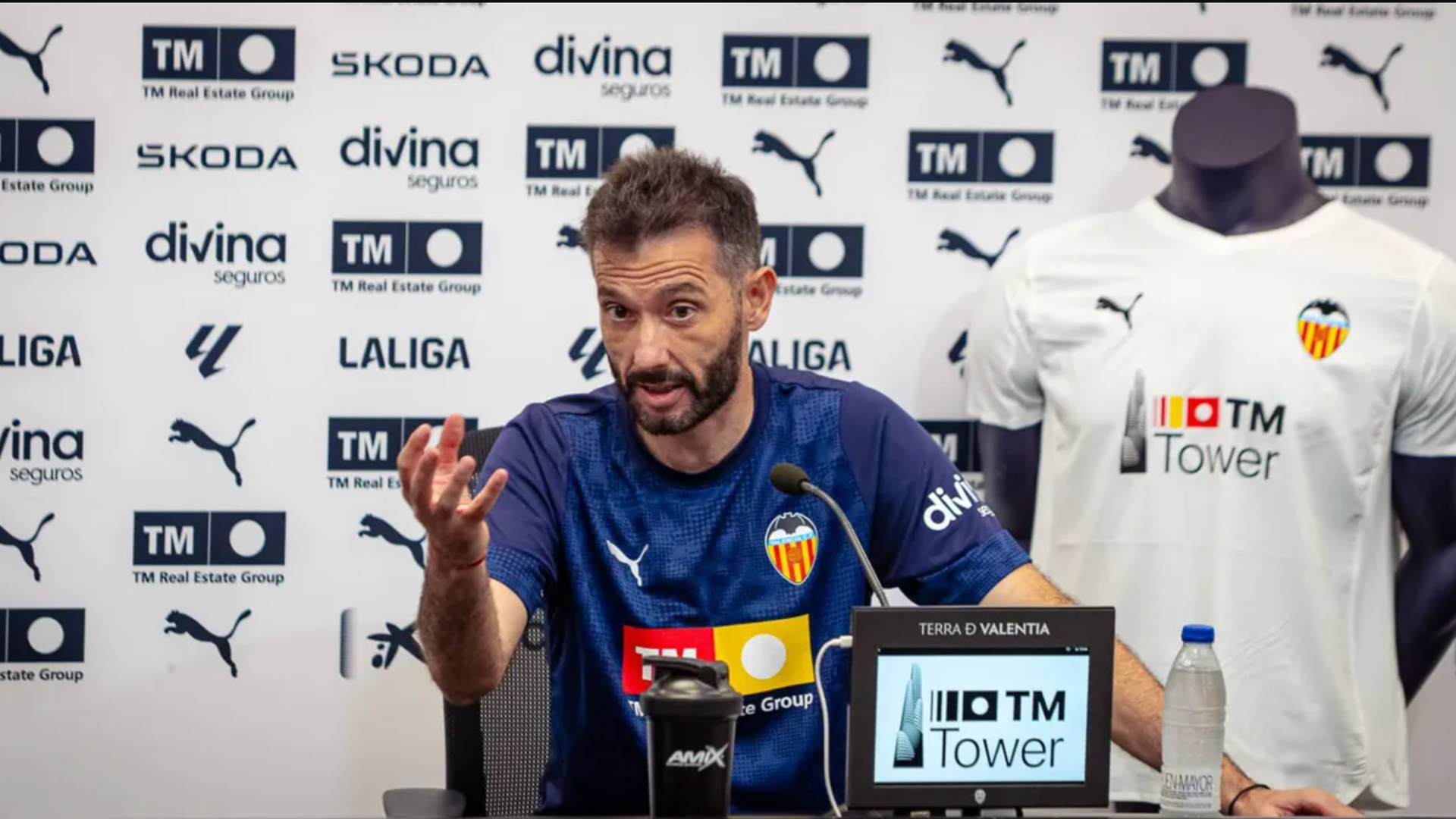 Carlos Corberán en sala de prensa