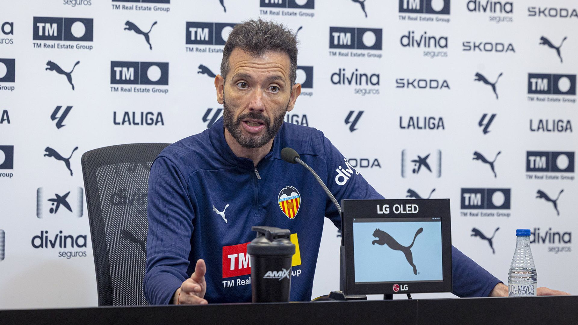 Carlos Corberán en sala de prensa con manga larga Carlos Corberán en sala de prensa con manga larga