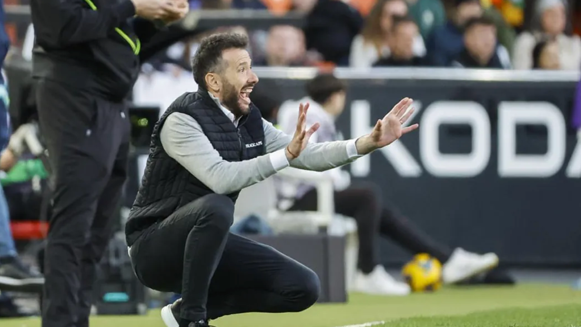 Carlos Corberán en un partido en Mestalla