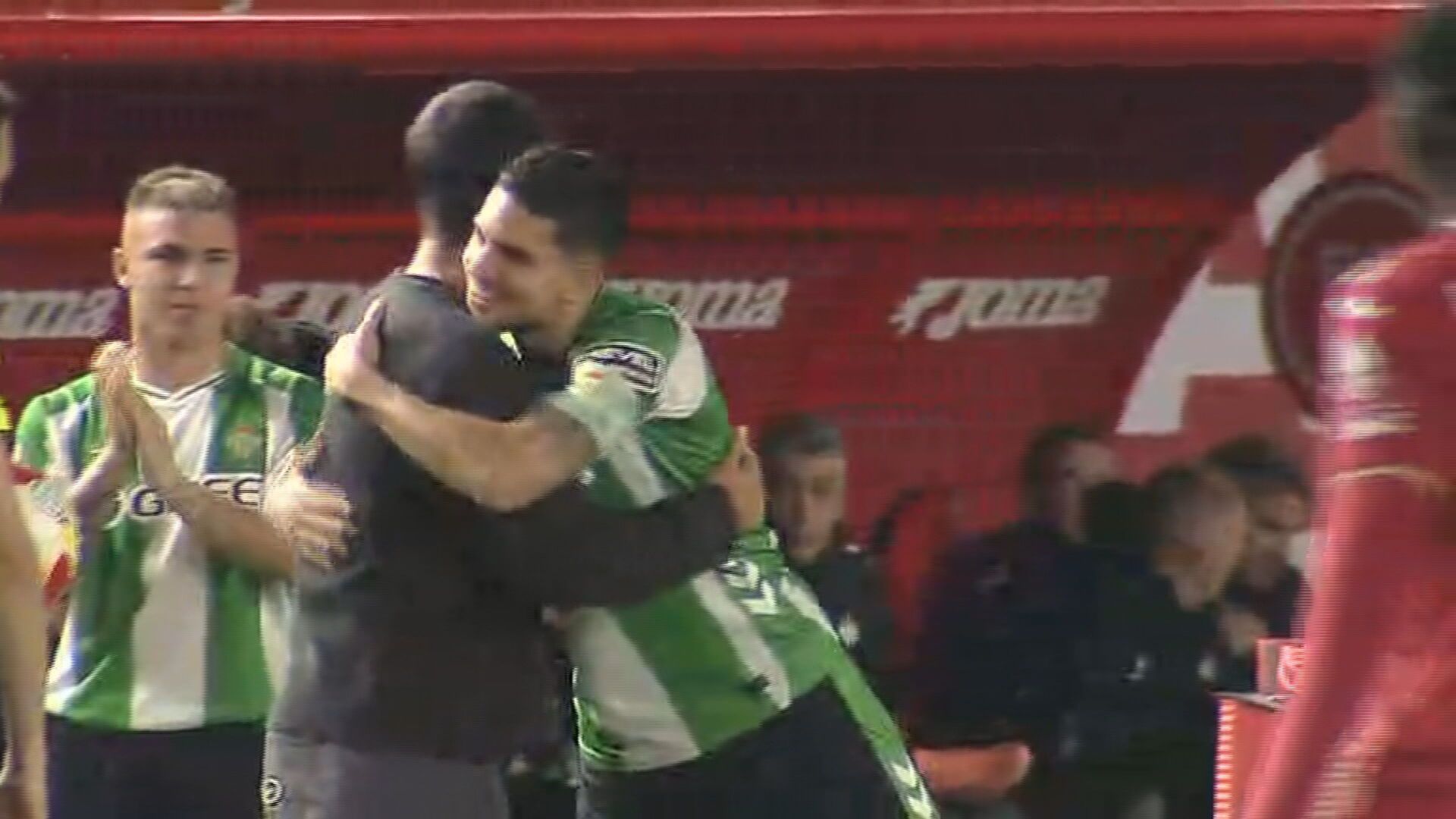 El abrazo entre Carlos Alcaraz y Marc Bartra