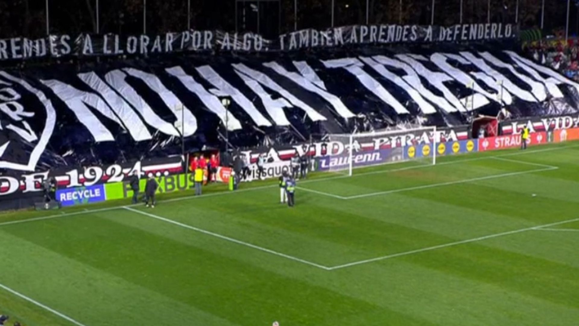 En directo, la pancarta de la afición del Rayo Vallecano En directo, la pancarta de la afición del Rayo Vallecano