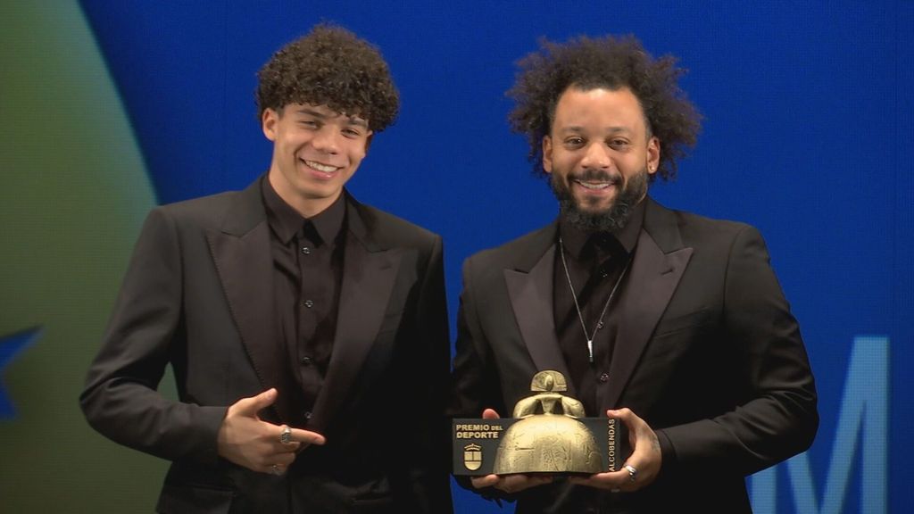 Enzo le entrega un premio a su padre Marcelo, que se parte de risa: