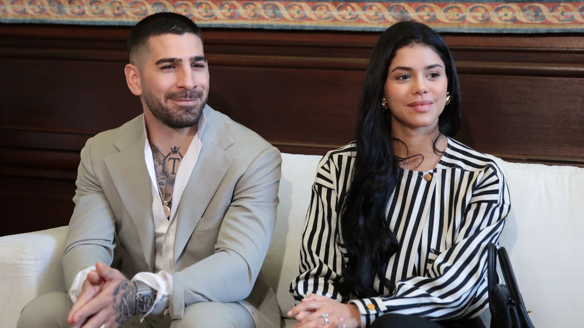 Giorgina Uzcategui e Ilia Topuria en un acto Giorgina Uzcategui e Ilia Topuria en un acto