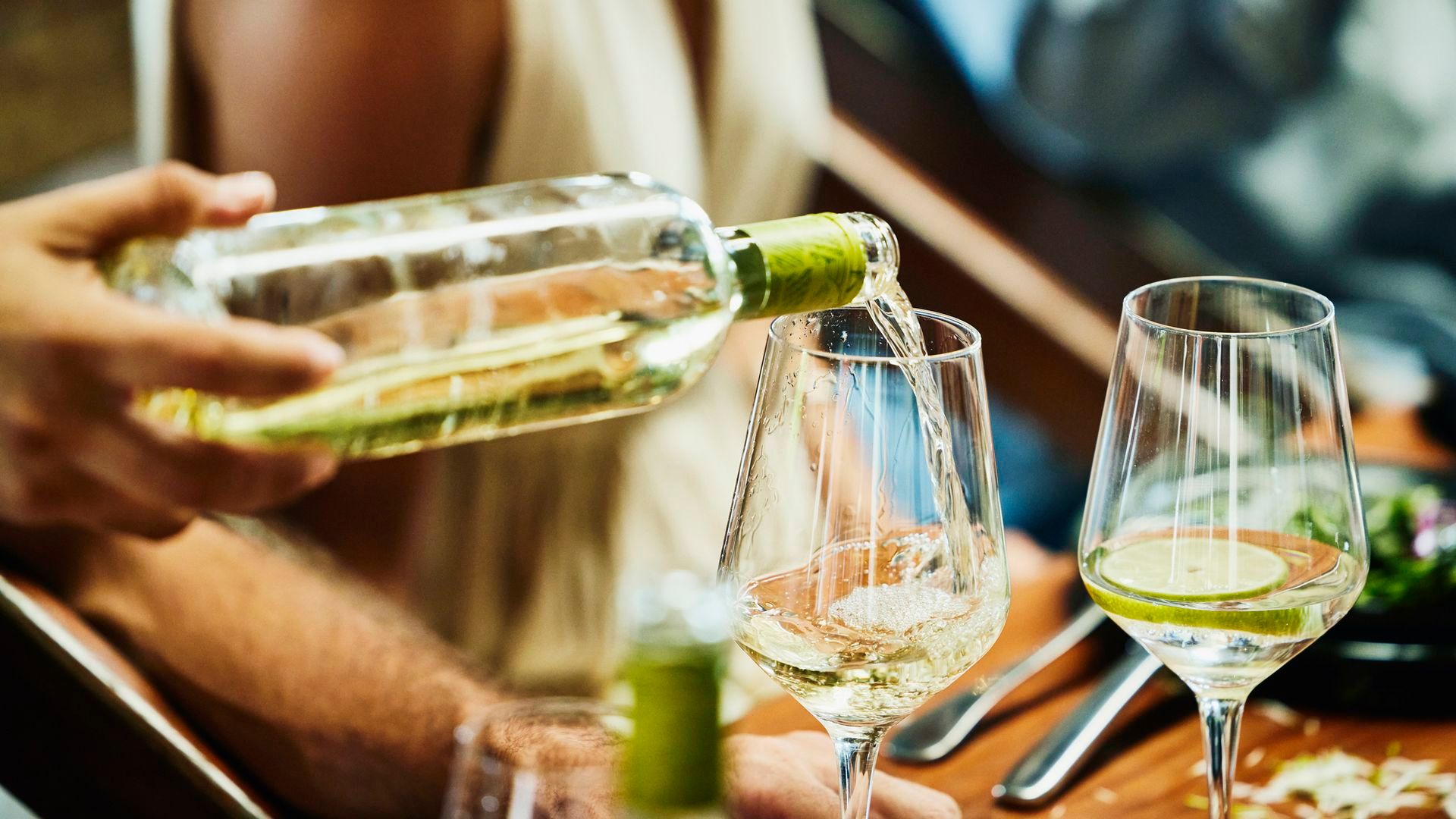 Hay algunos trucos para servir el vino como un auténtico sumiller Hay algunos trucos para servir el vino como un auténtico sumiller