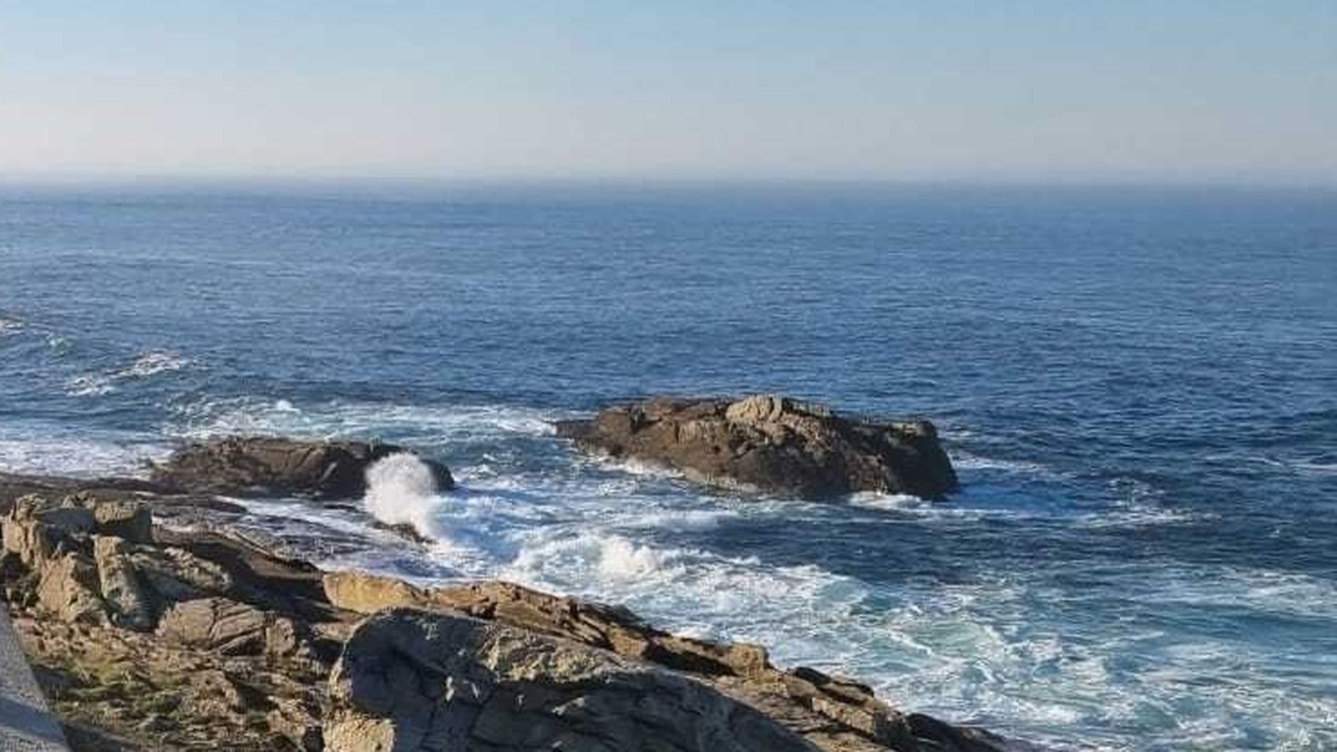 Imagen de archivo de unas rocas en una playa de Pontevedra Imagen de archivo de unas rocas en una playa de Pontevedra